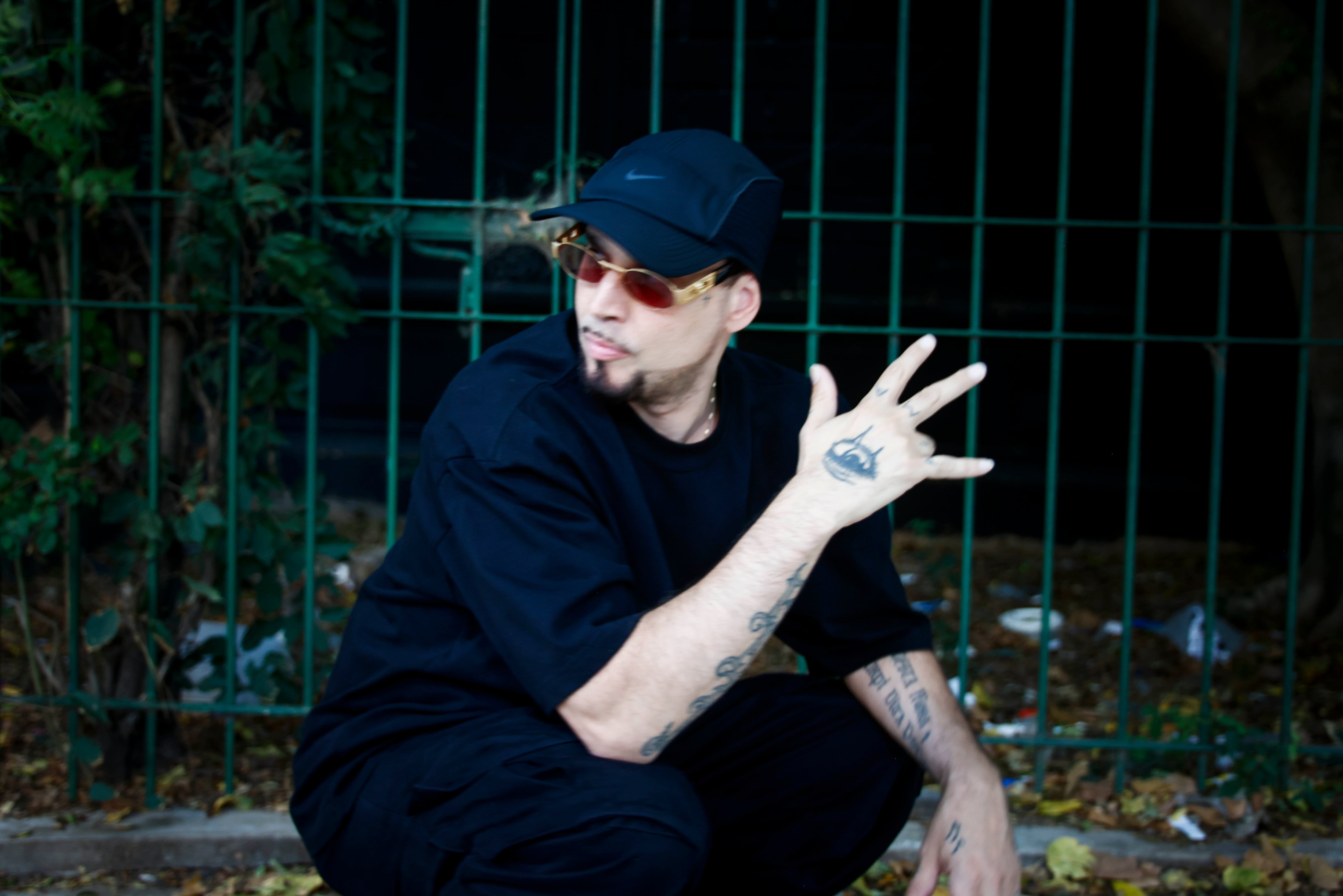 El artista comparte enseñanzas familiares y su proceso creativo en una charla profunda.