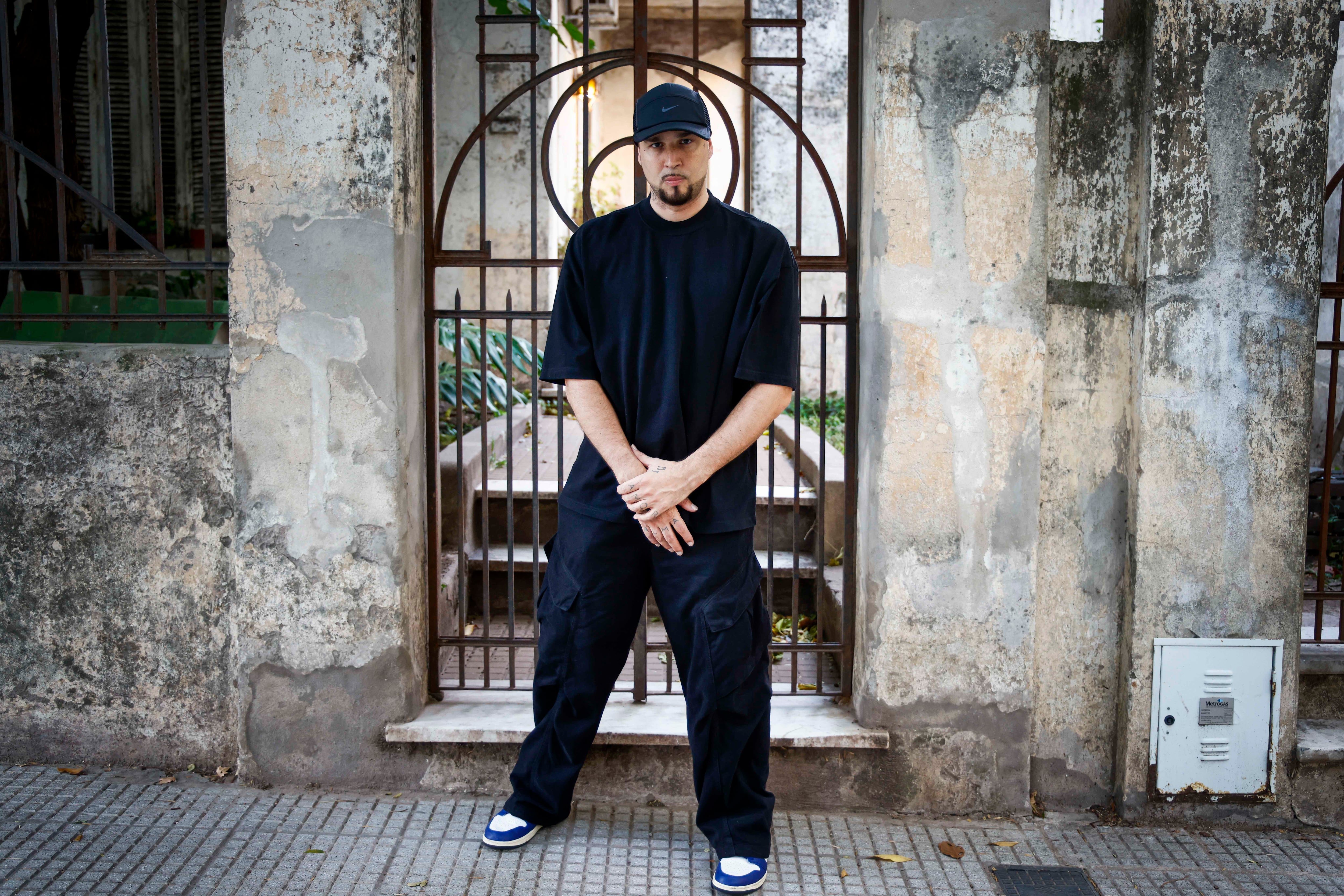 El artista comparte enseñanzas familiares y su proceso creativo en una charla profunda.