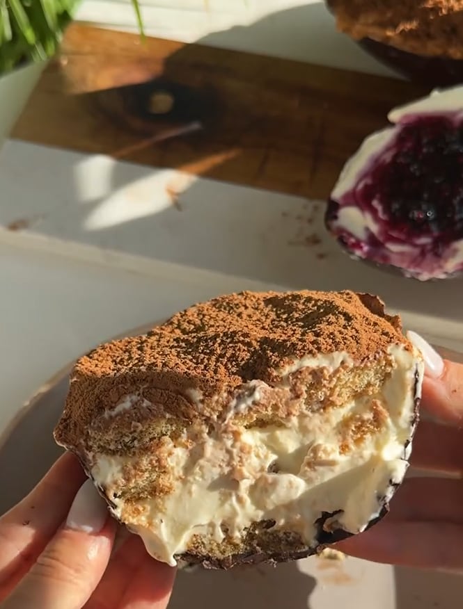 Descubre cómo preparar un delicioso huevo de Pascua con tiramisú en pocos minutos.
