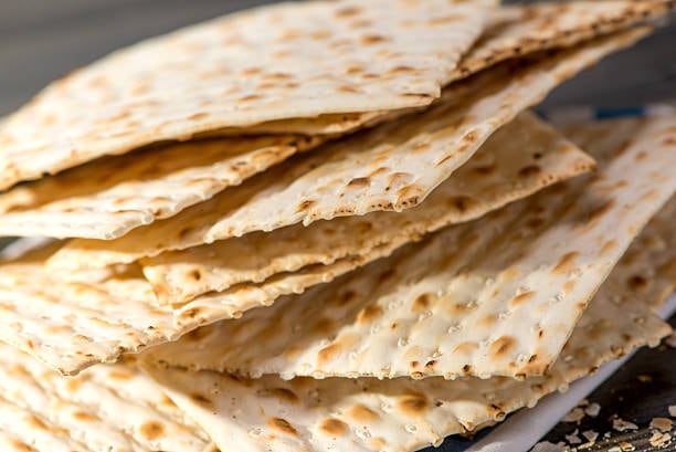 Aprende a preparar matzá casero, un pan tradicional de la Pascua Judía.