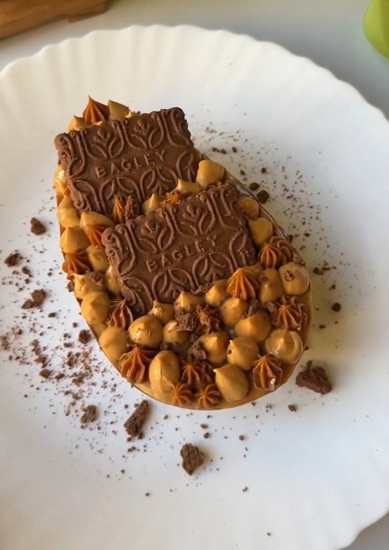 Prepara un huevo de Pascua relleno de chocotorta, ideal para disfrutar en familia.