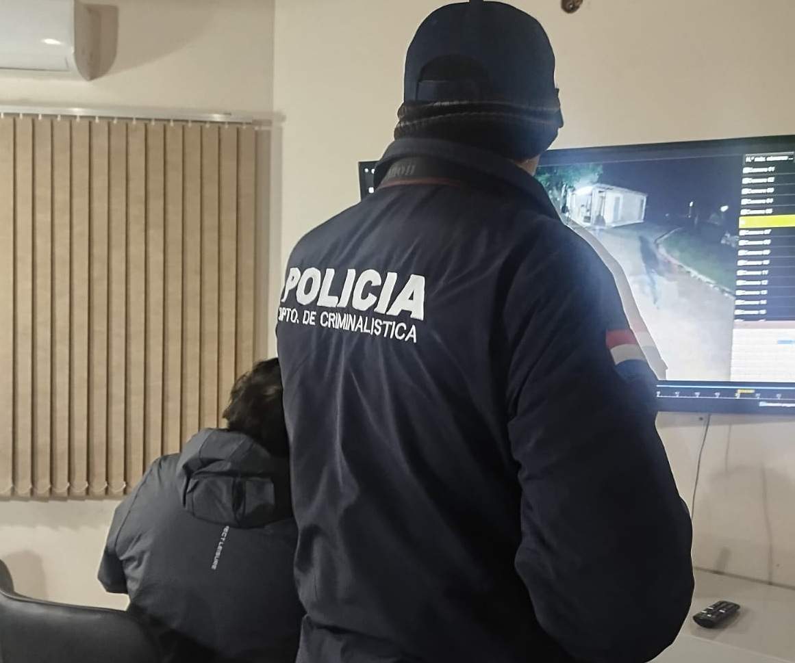 Una mujer y su hija fueron atacadas por tres hombres encapuchados en su hogar.