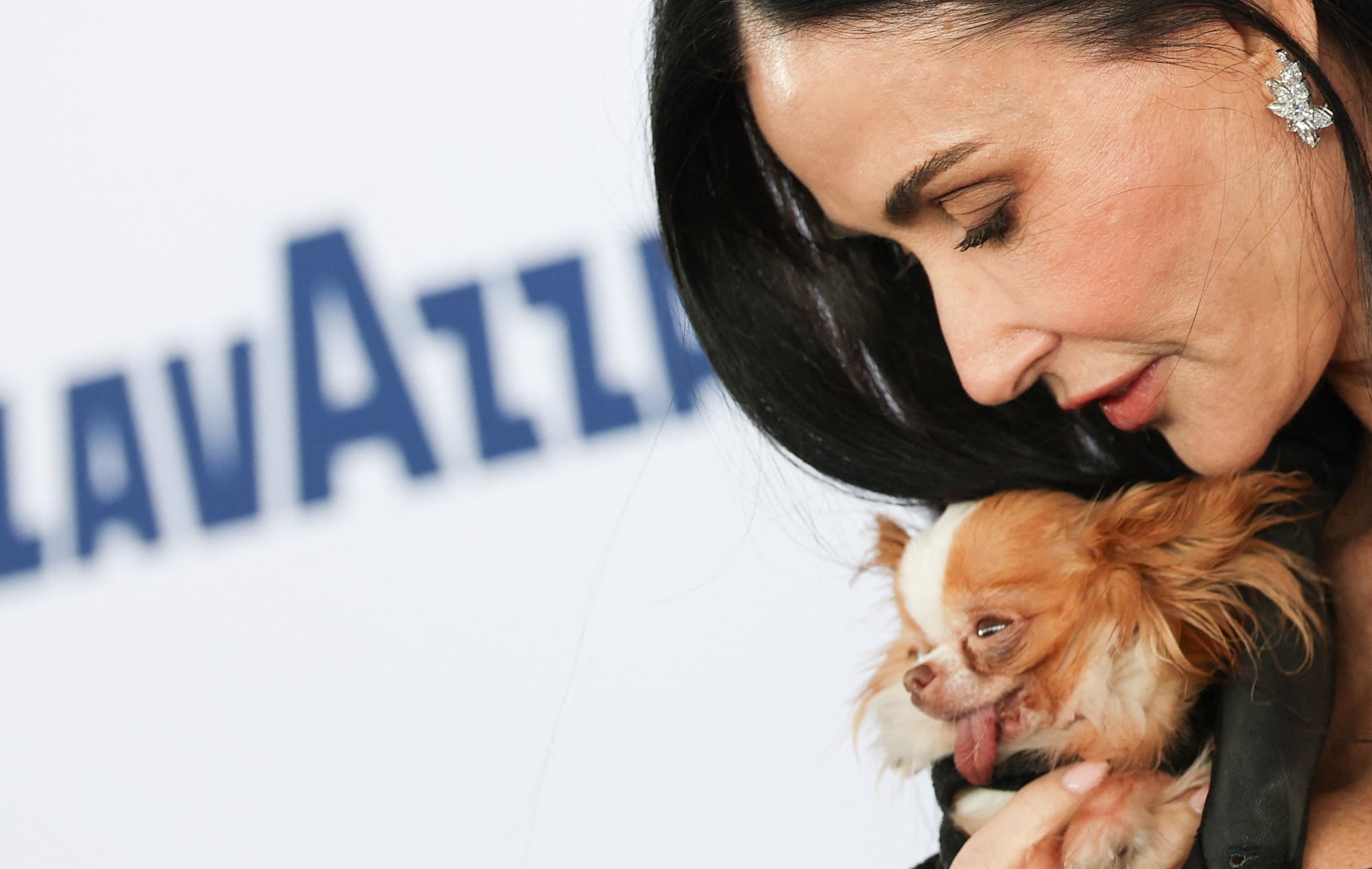 Demi Moore y Julia Fox deslumbran con sus looks en los Spirit Awards 2025.