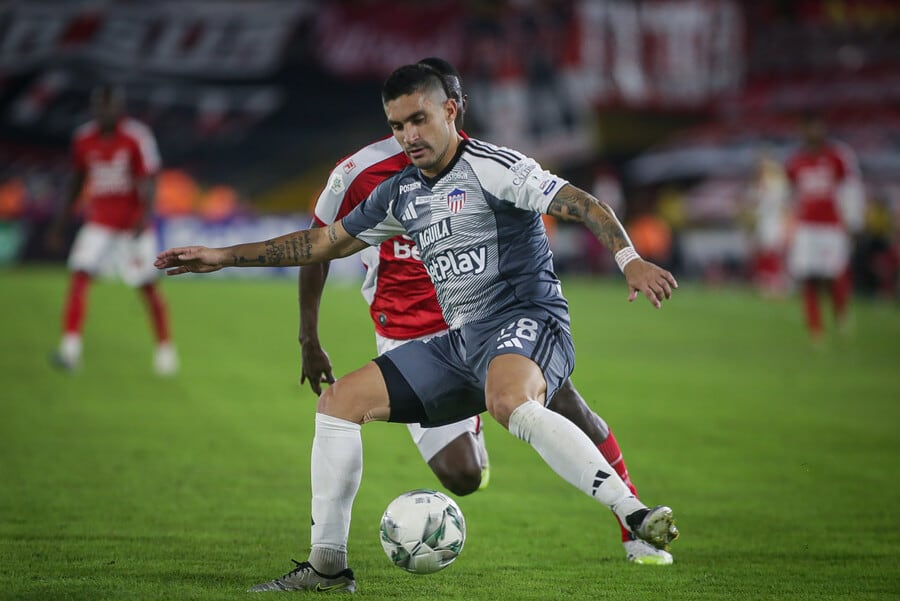 Cali venció 2-1 al Junior en Barranquilla y asegura su lugar entre los ocho primeros.
