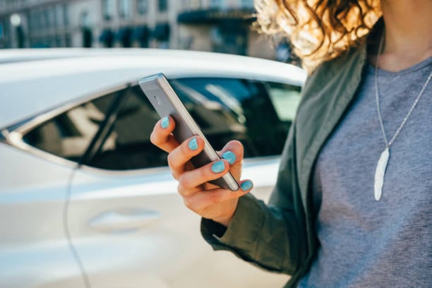 En Colombia, los conductores pueden negarse a entregar su celular a agentes de tránsito sin justificación legal.