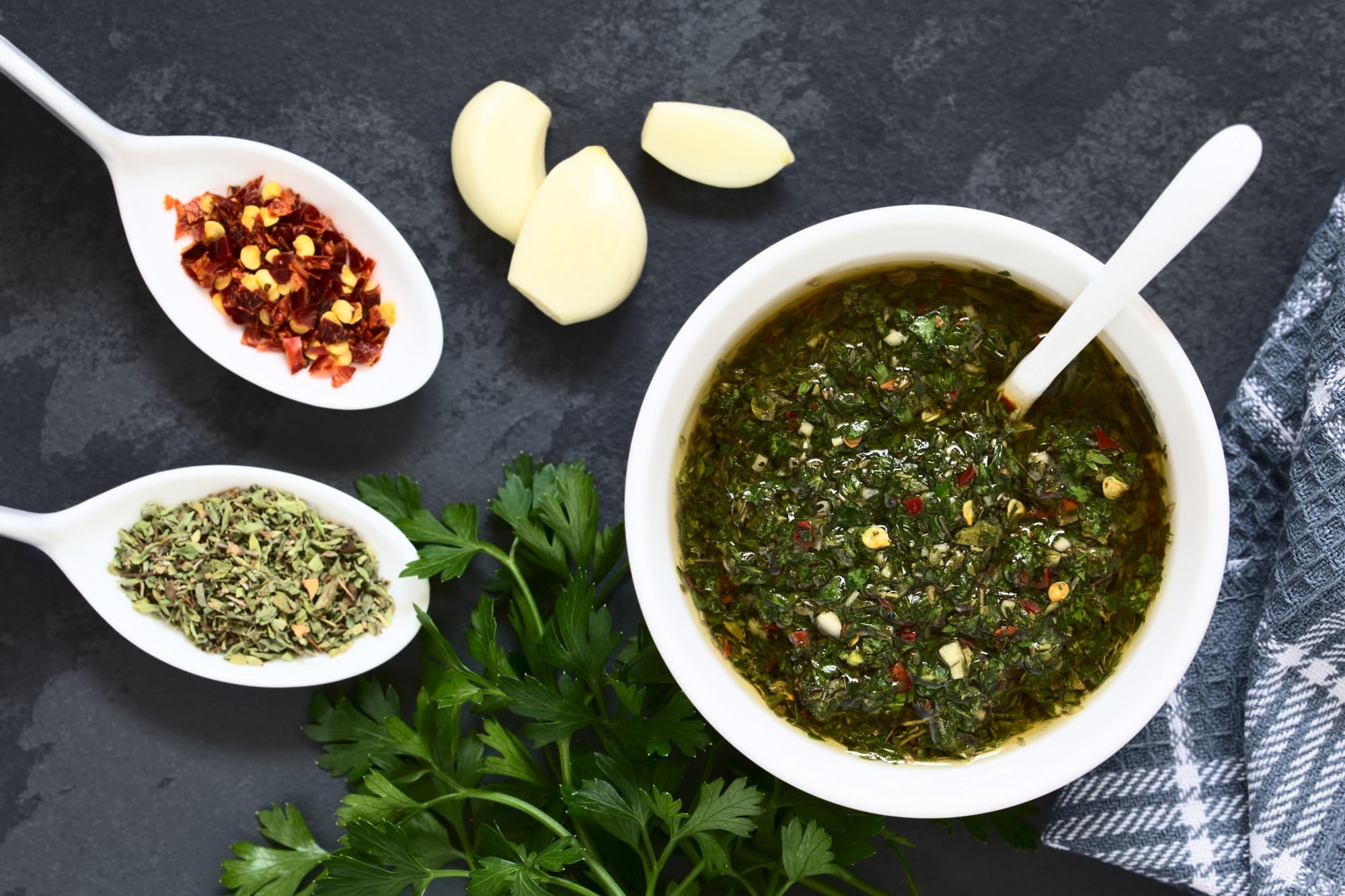 Aprende a preparar el chimichurri, un aderezo argentino esencial para tus asados.