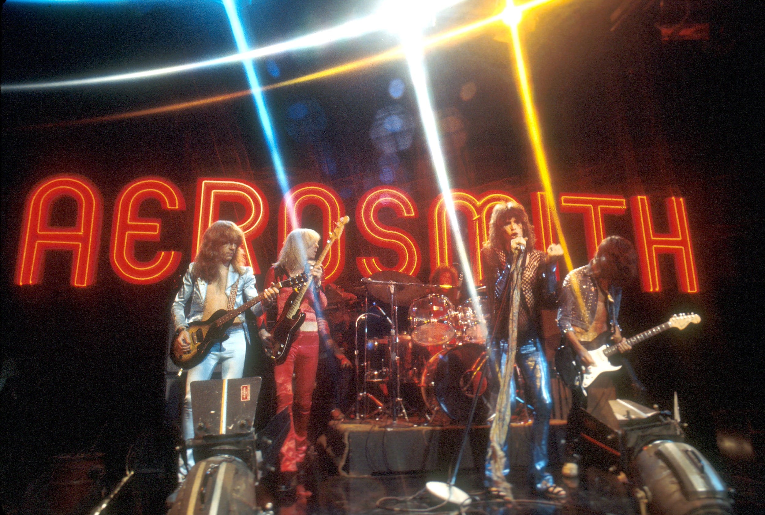 Una jueza desestimó la mayoría de los cargos por agresión sexual infantil contra el cantante de Aerosmith.