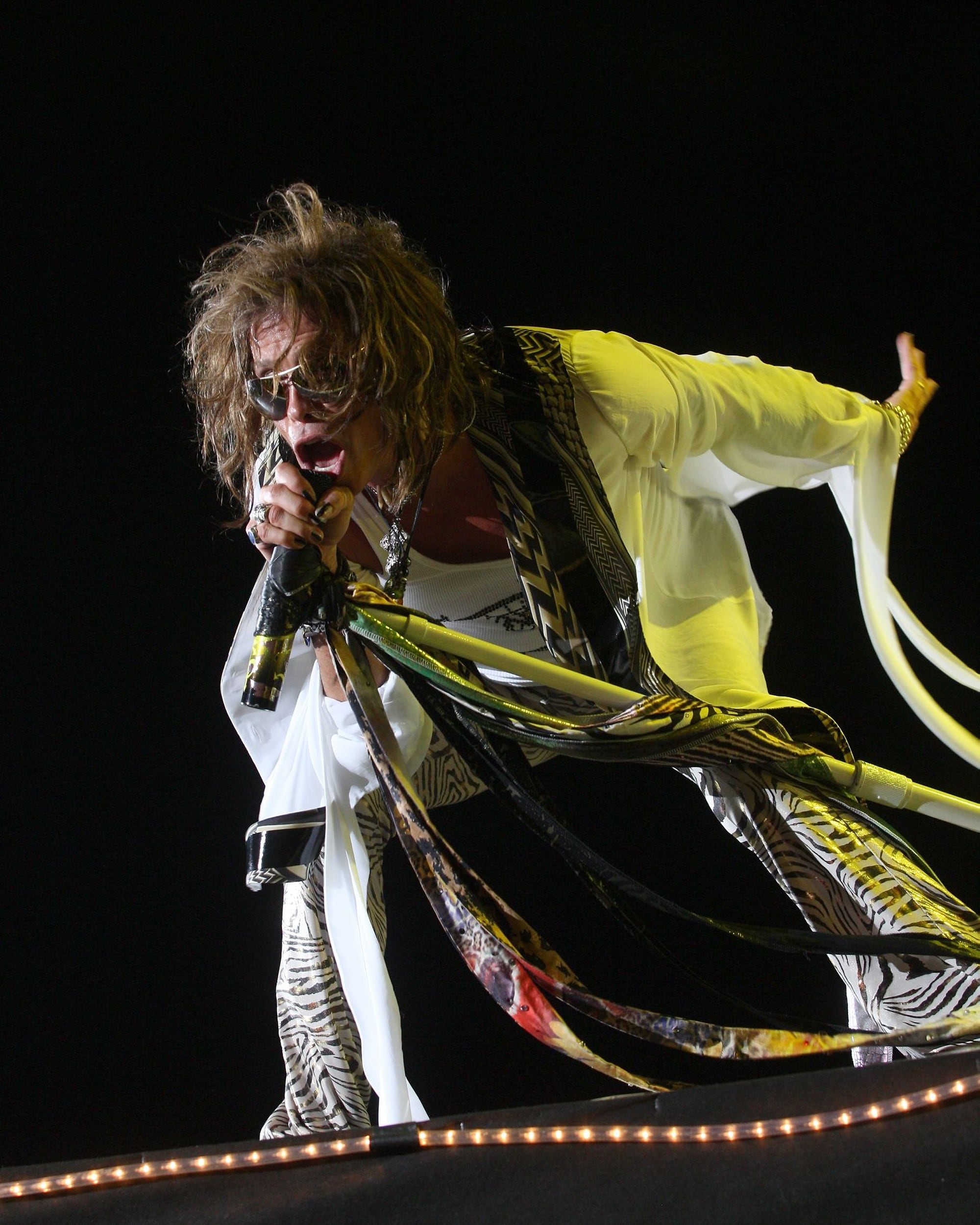 Una jueza desestimó la mayoría de los cargos por agresión sexual infantil contra el cantante de Aerosmith.