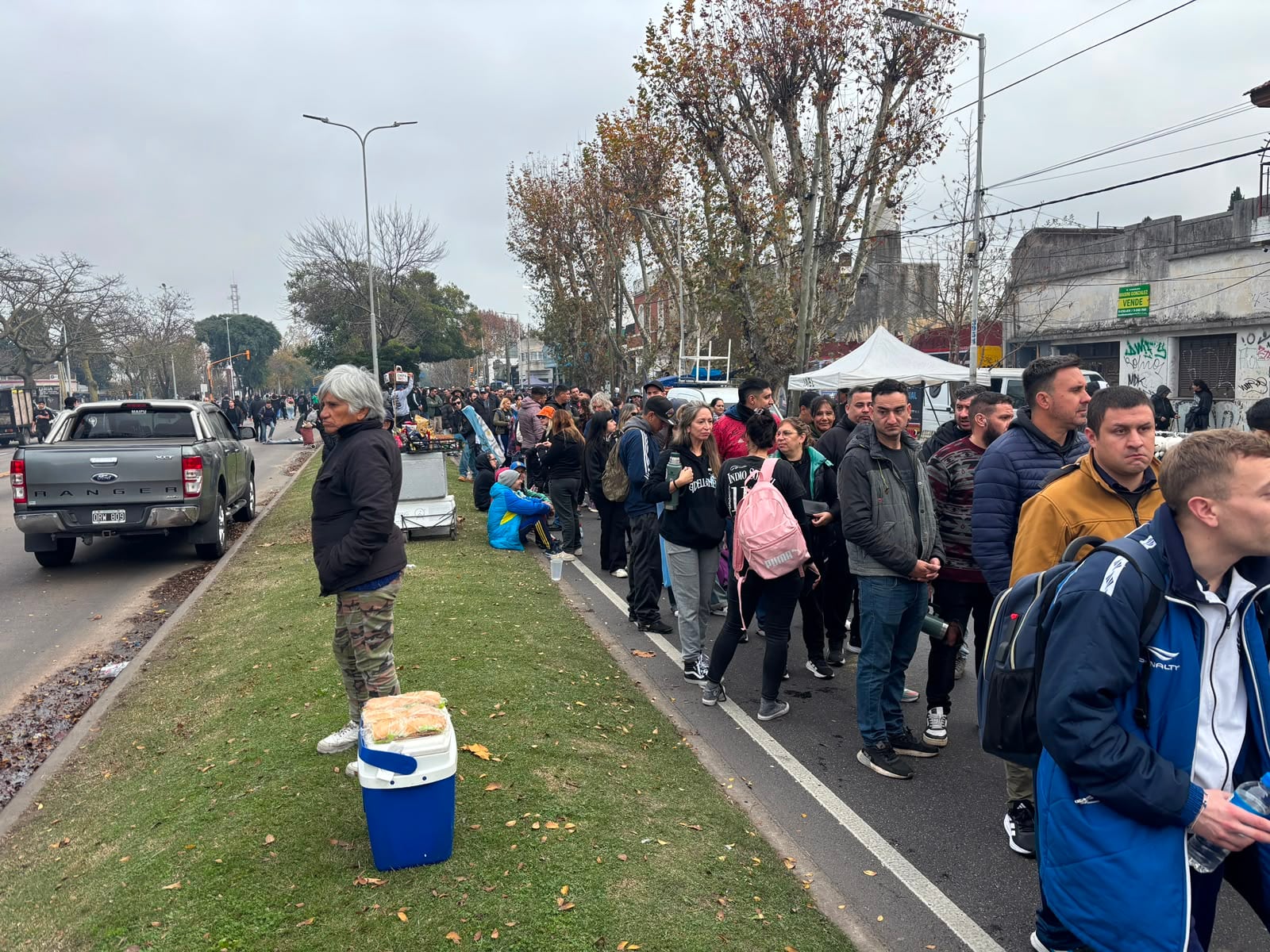 Cientos de fanáticos se reúnen para rendir homenaje al Indio Solari en Avellaneda.