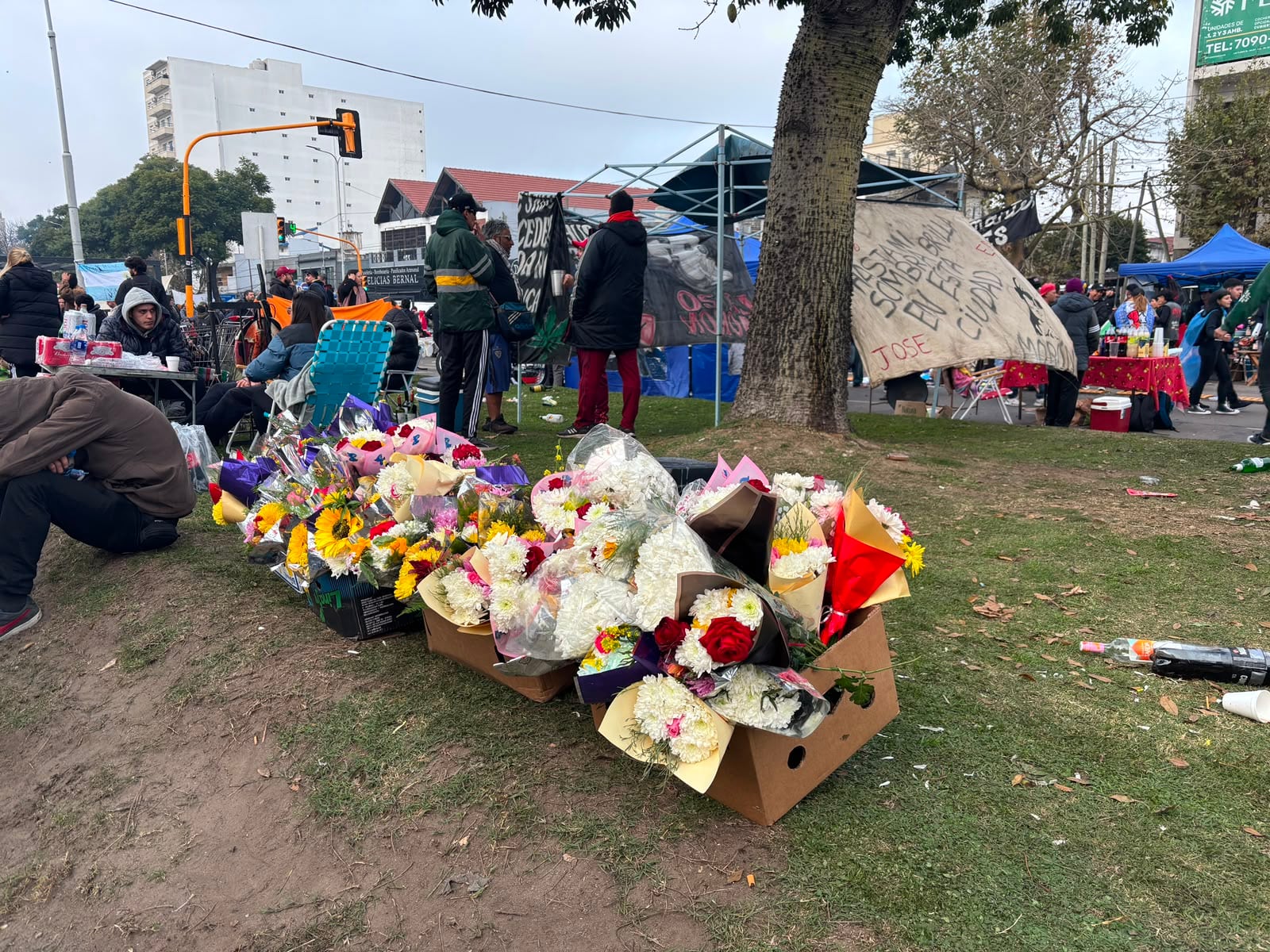 Cientos de fanáticos se reúnen para rendir homenaje al Indio Solari en Avellaneda.