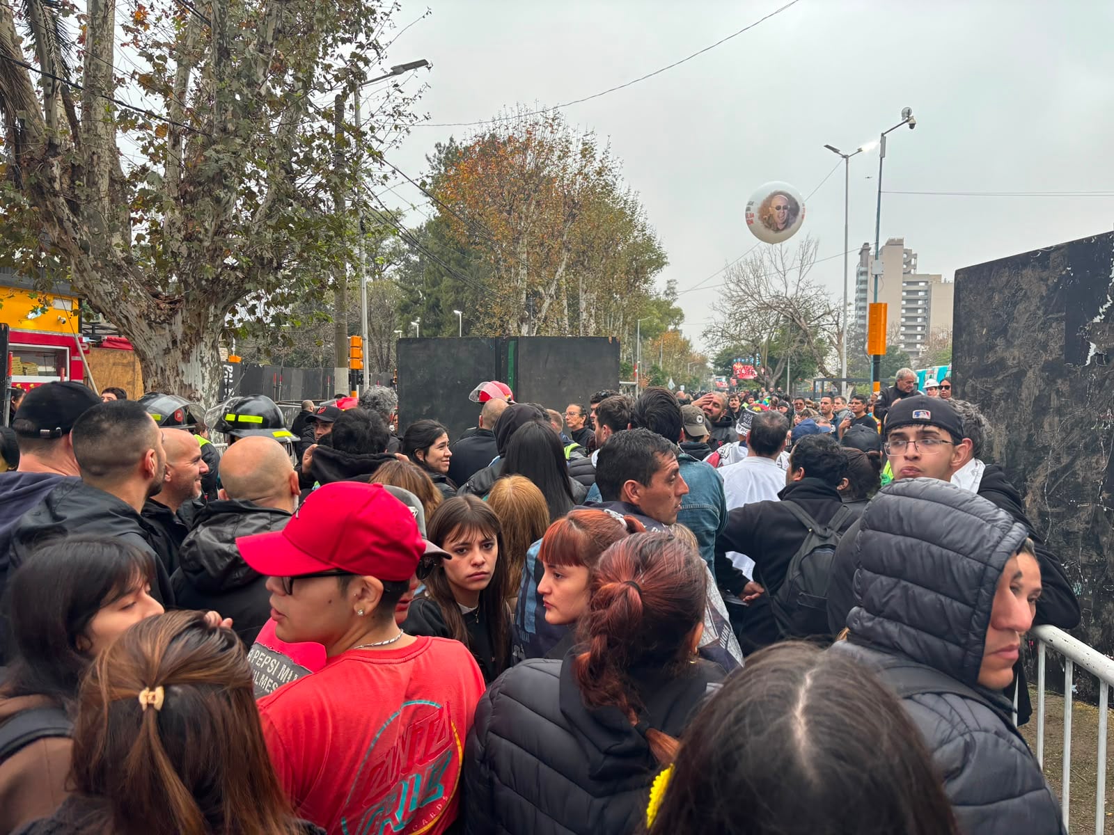 Miles de fanáticos se reúnen para rendir homenaje al emblemático líder de Patricio Rey y sus Redonditos de Ricota.