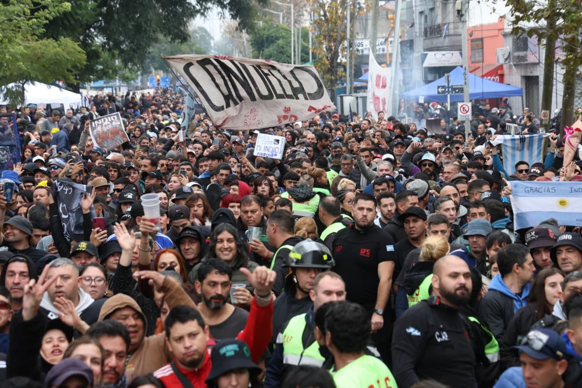 Miles de fanáticos se reúnen para rendir homenaje al emblemático líder de Patricio Rey y sus Redonditos de Ricota.