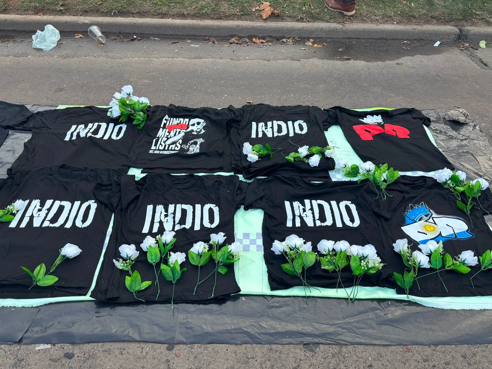 Cientos de fanáticos se reúnen para rendir homenaje al Indio Solari en Avellaneda.