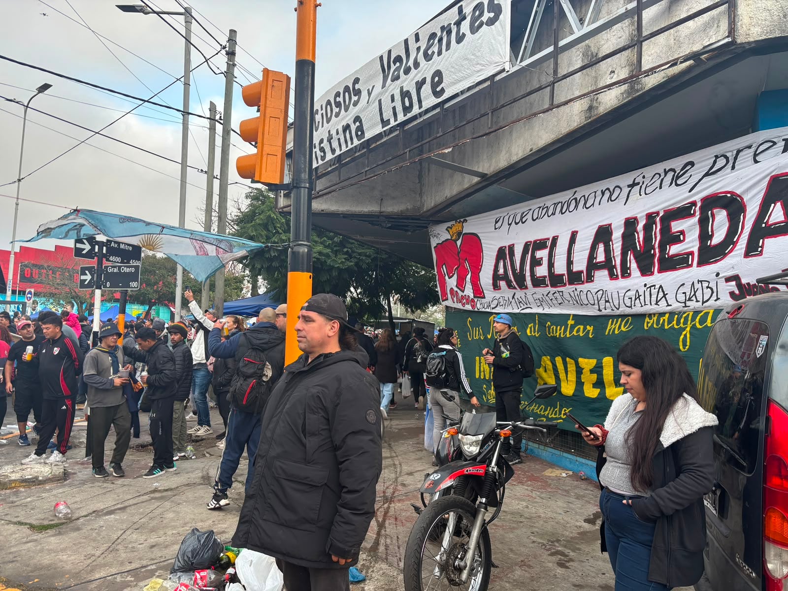 Cientos de fanáticos se reúnen para rendir homenaje al Indio Solari en Avellaneda.