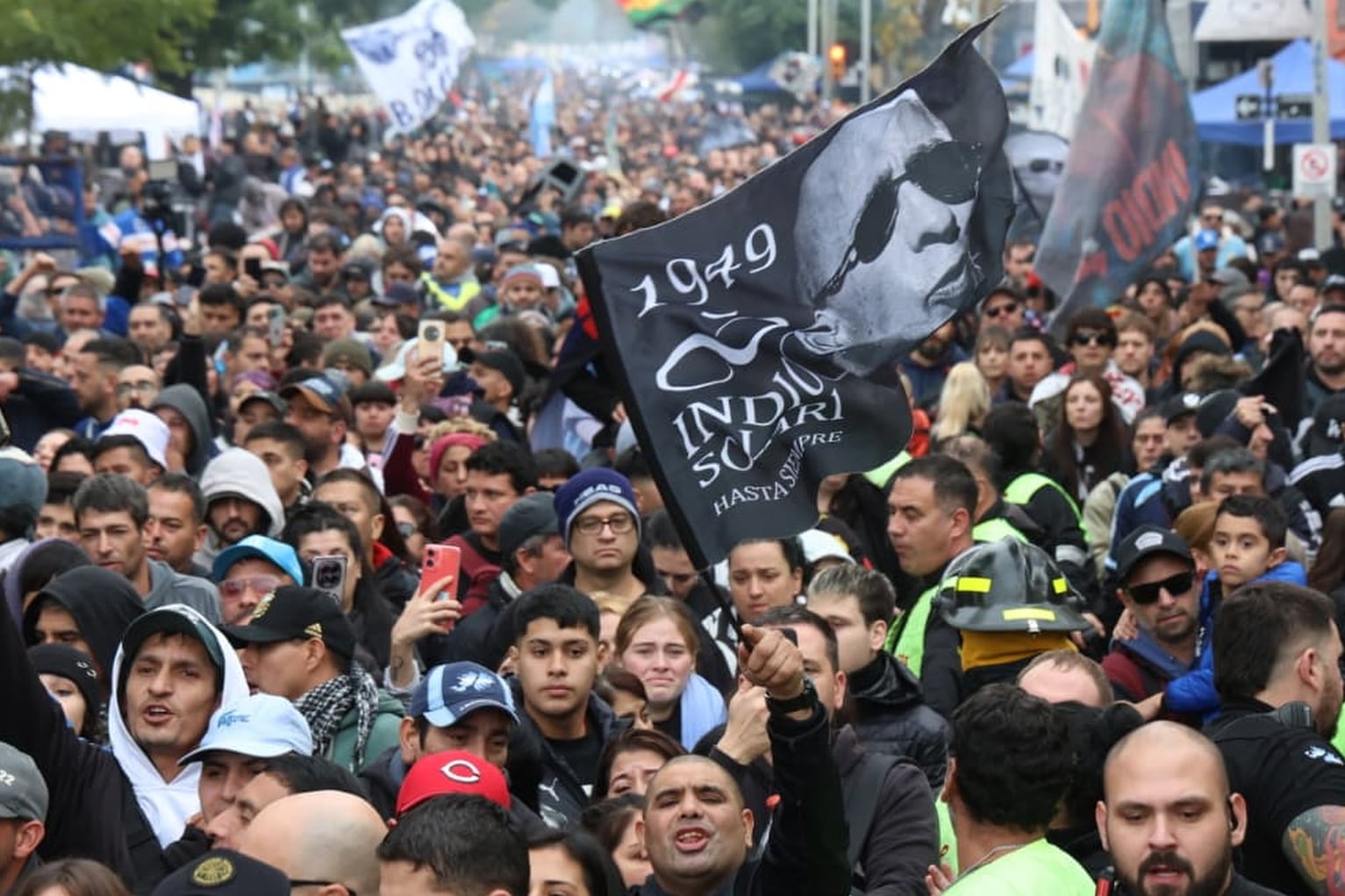 Miles de fanáticos se reúnen para rendir homenaje al emblemático líder de Patricio Rey y sus Redonditos de Ricota.