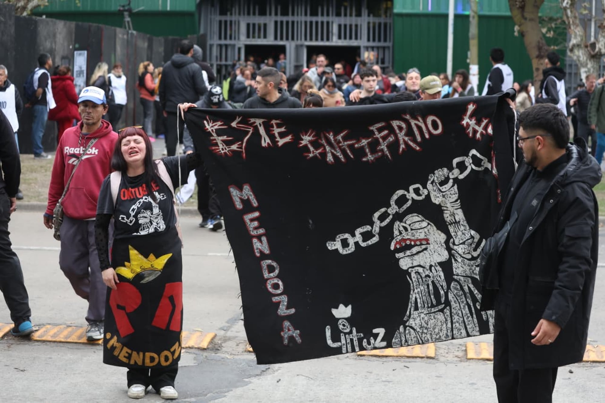 Miles de fanáticos se reúnen para rendir homenaje al emblemático líder de Patricio Rey y sus Redonditos de Ricota.