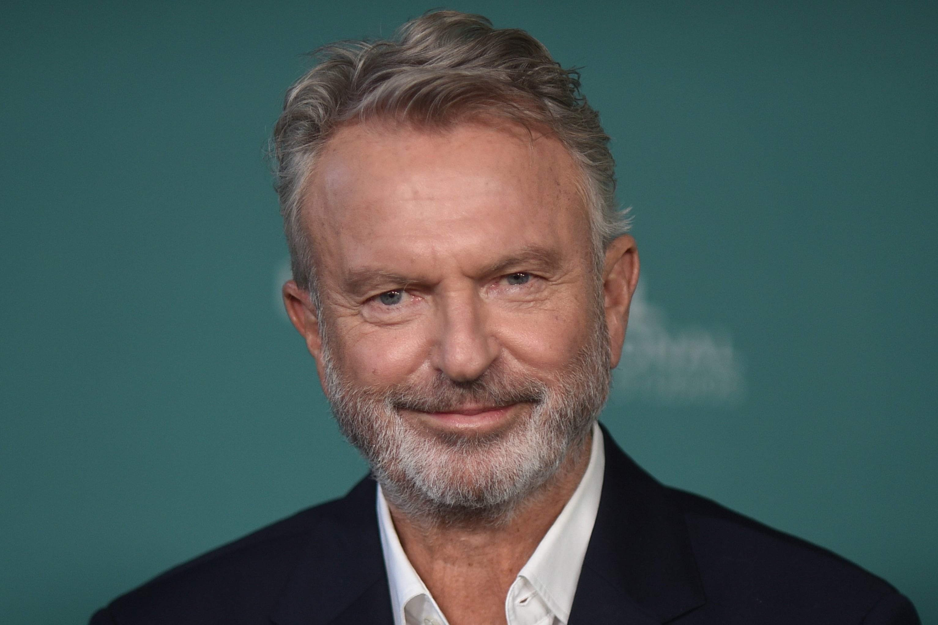 La comunidad cinematográfica llora la pérdida de Sam Neill, un actor icónico.