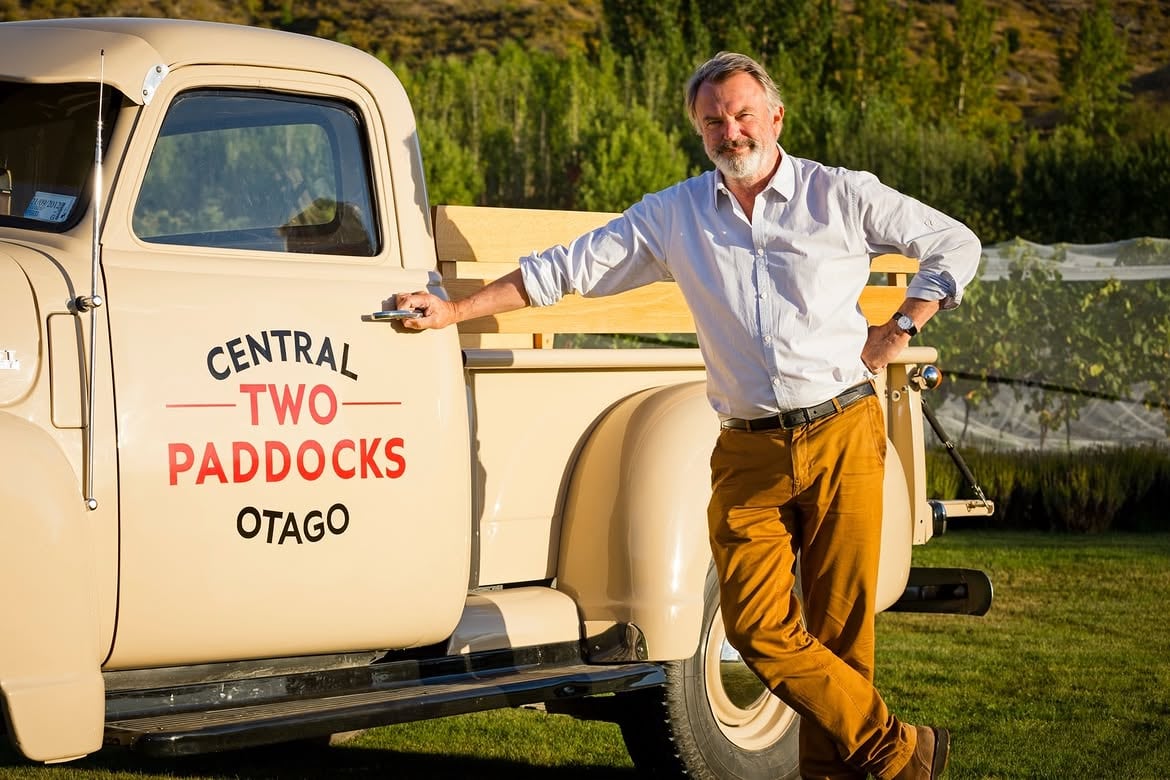 La comunidad cinematográfica llora la pérdida de Sam Neill, un actor icónico.