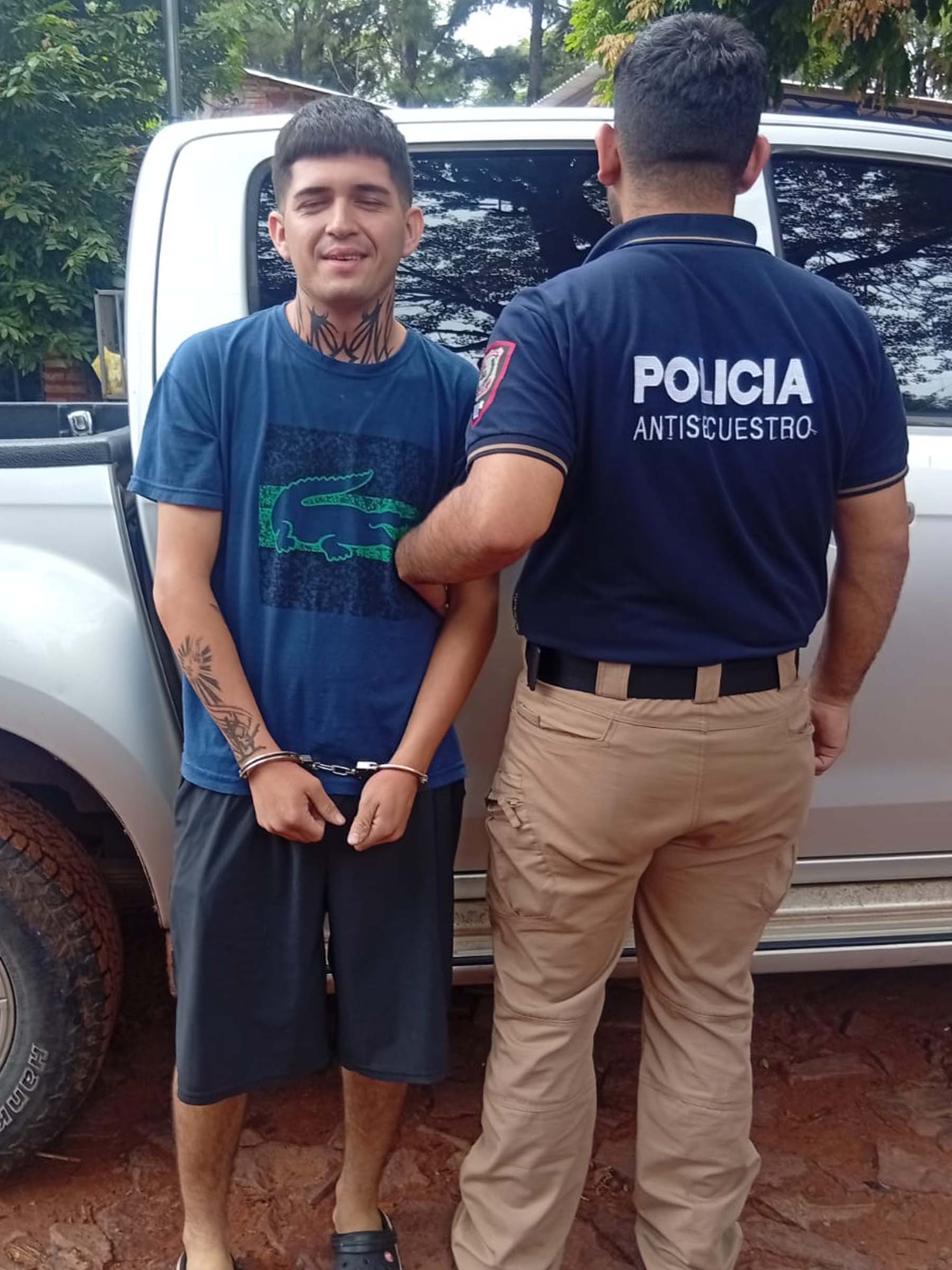 Un conductor y dos policías fueron arrestados por extorsionar a un hombre tras un accidente de tráfico.