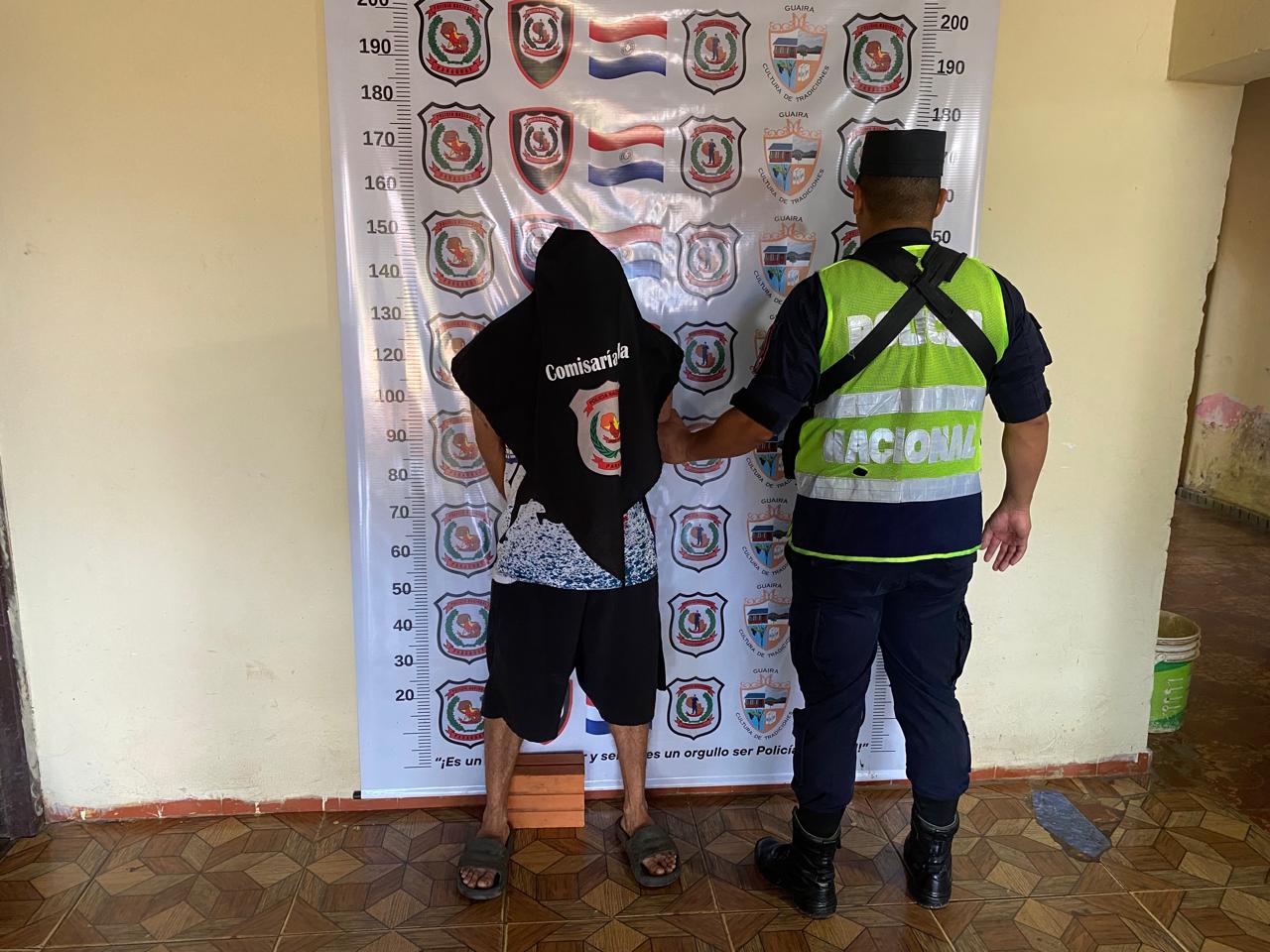 Un hombre de 32 años fue arrestado tras golpear a su pareja con una varilla en presencia de su hijo.