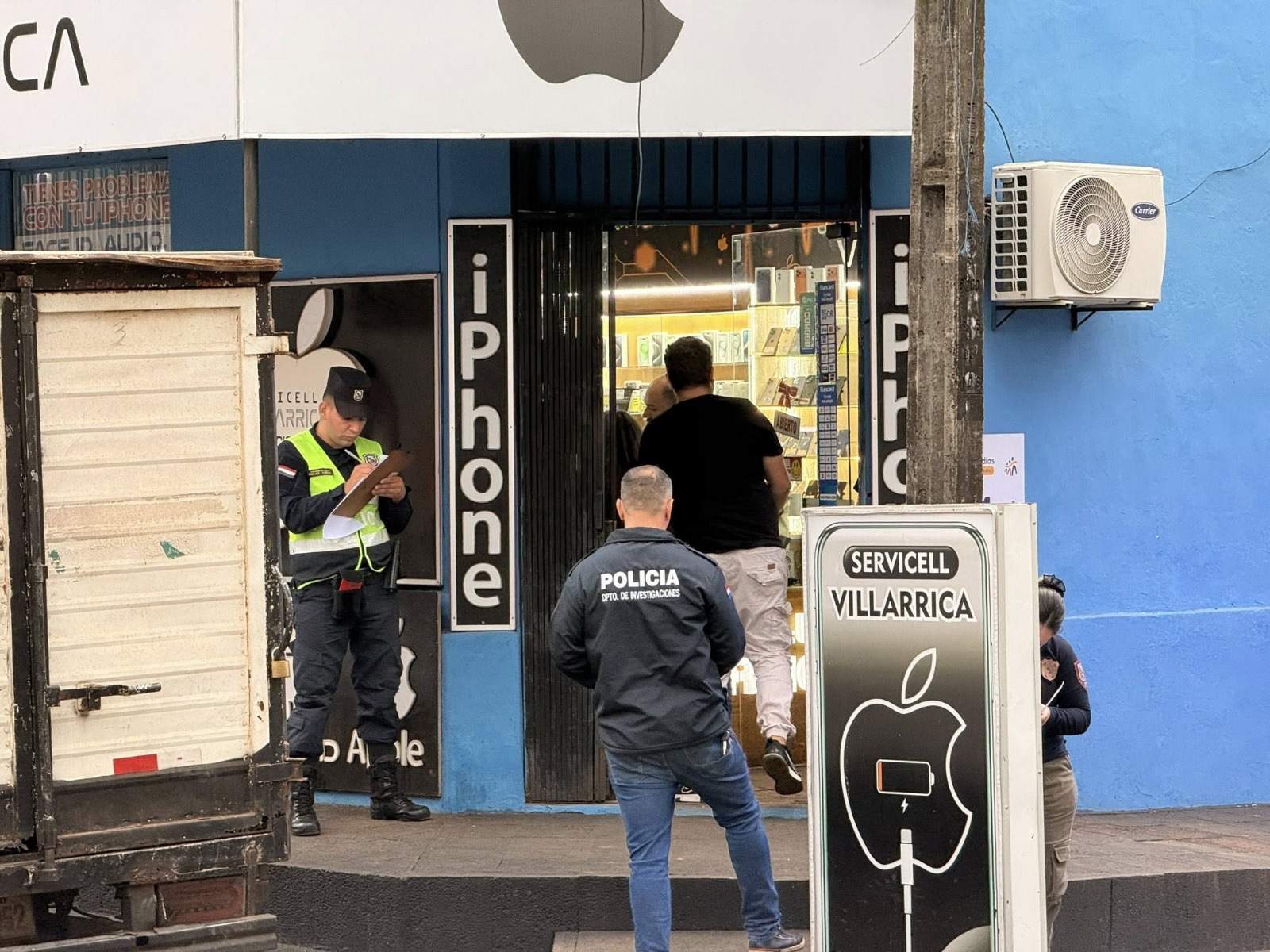 La Policía aprehendió a dos sospechosos de un violento asalto en Villarrica donde robaron celulares de alta gama.