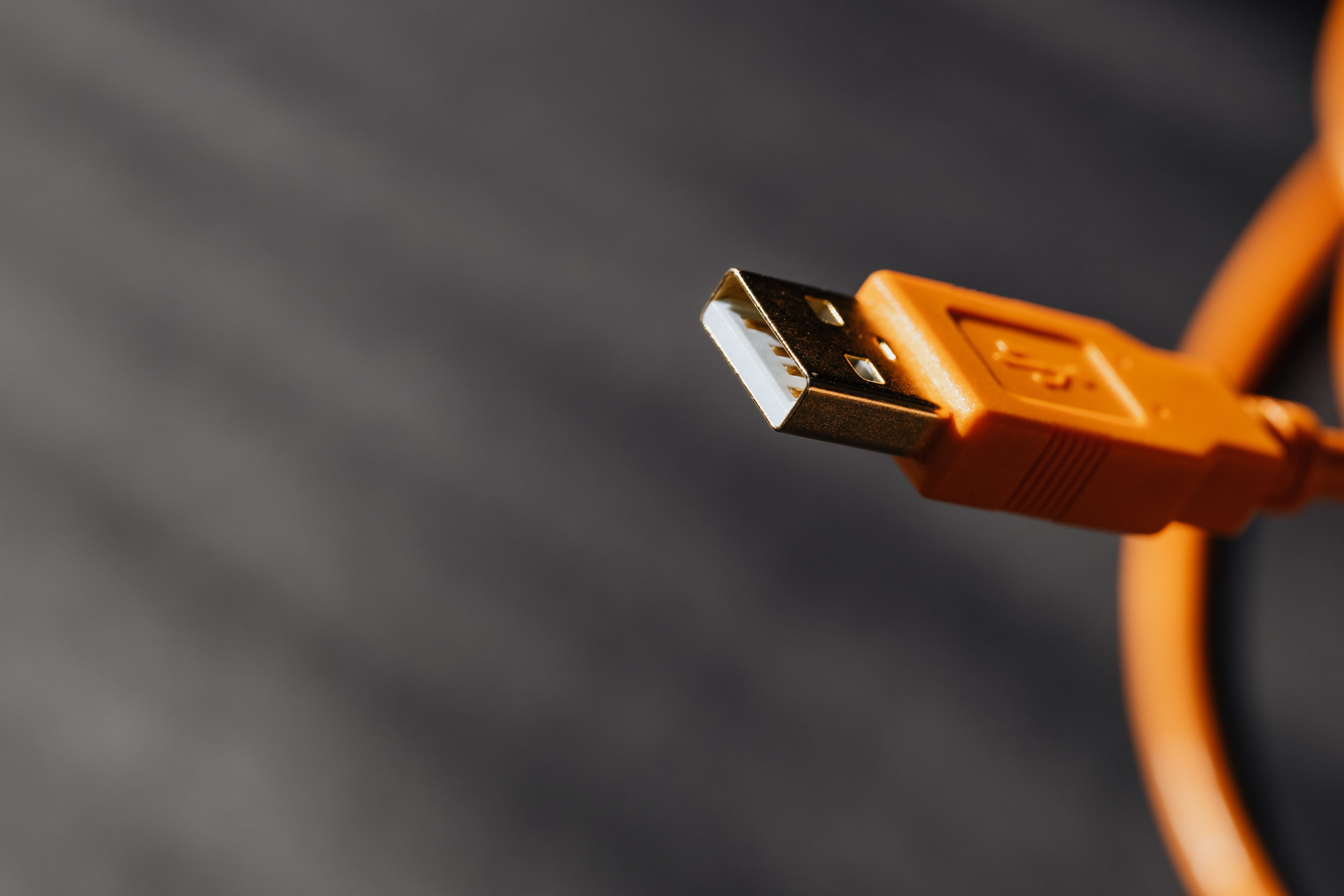 Conoce las caracter&iacute;sticas que hacen &uacute;nicos a los USB violetas frente a los convencionales.
