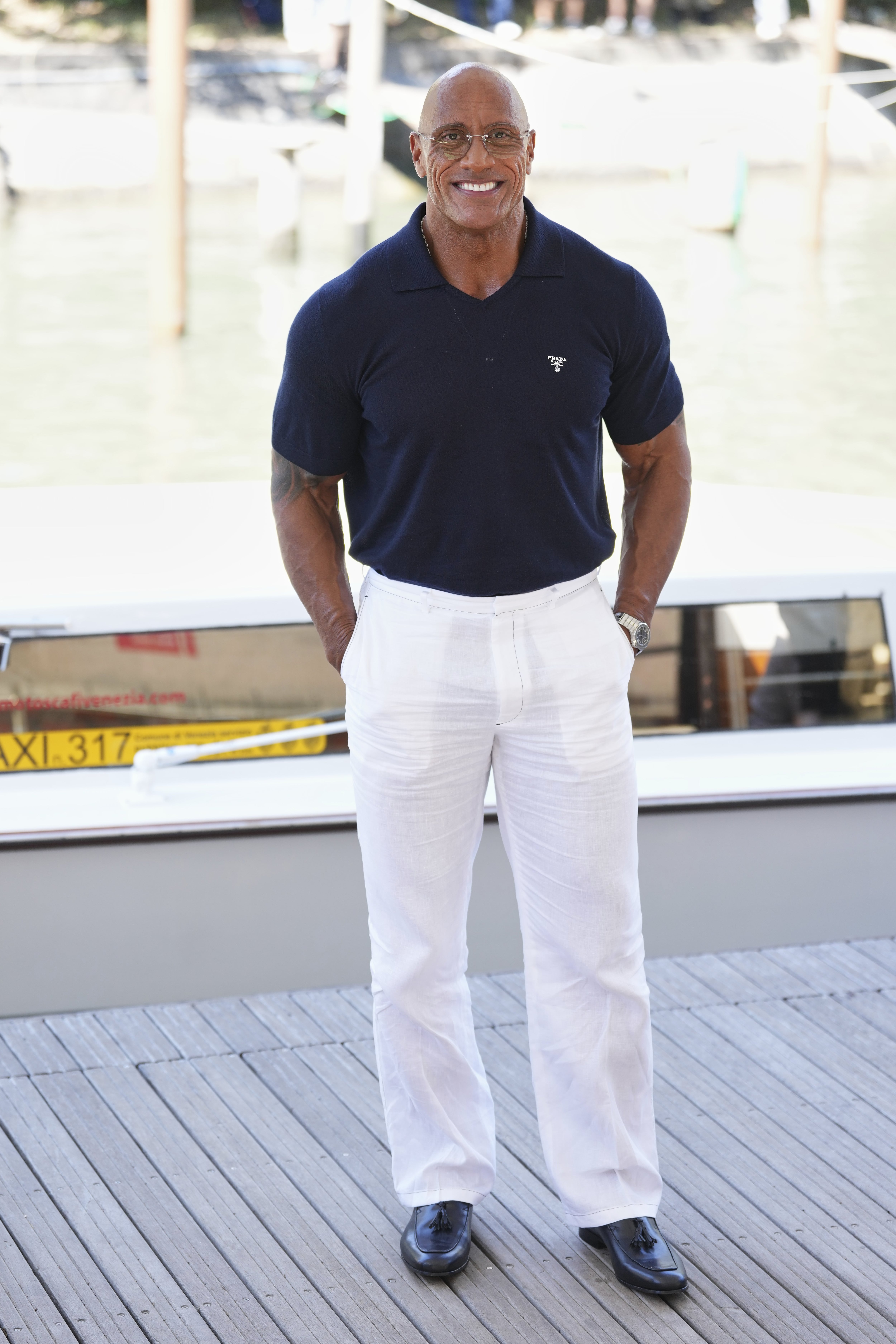 Dwayne Johnson sorprende con su transformación física y dramática en Venecia.