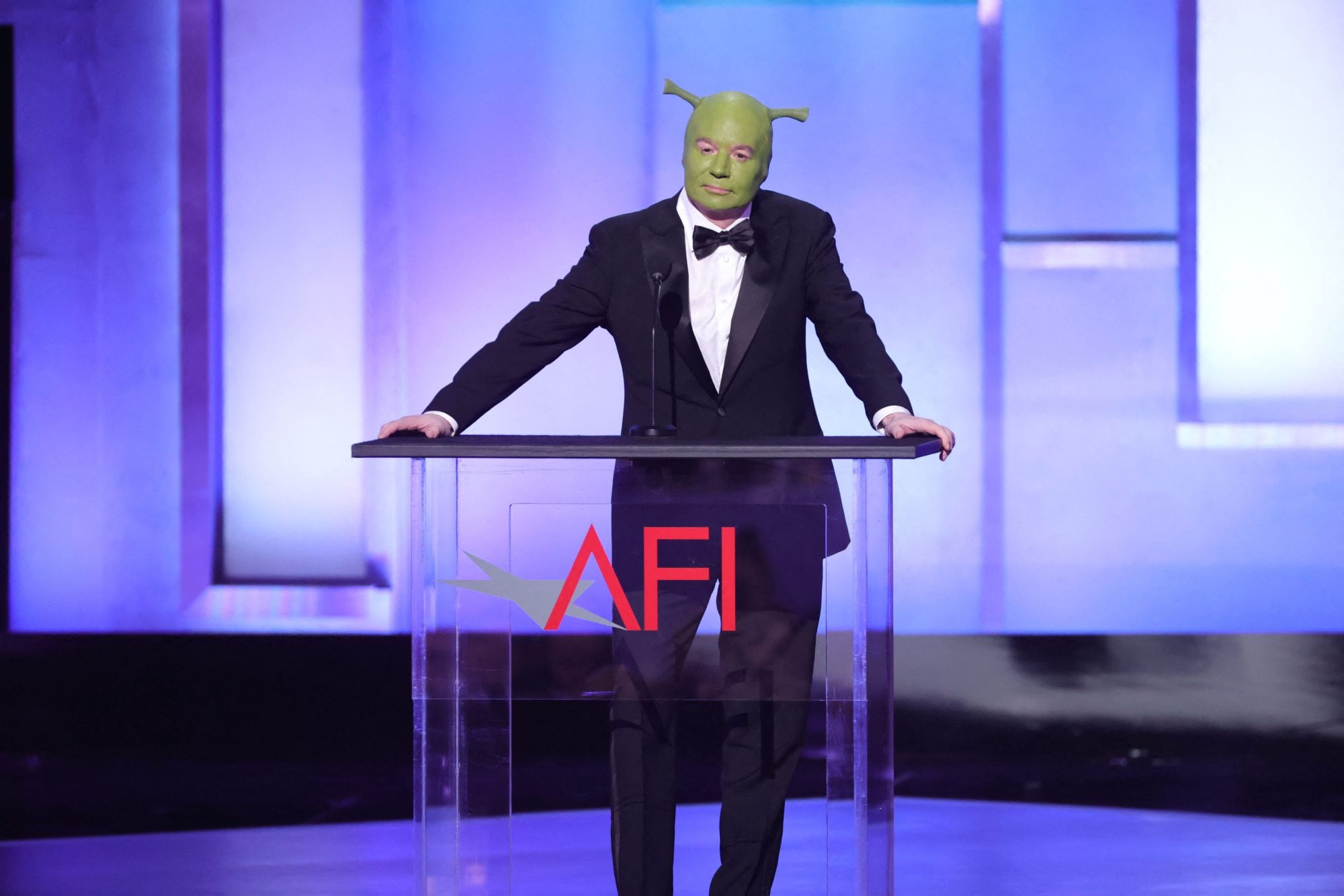 El comediante fue reconocido por su trayectoria en una emotiva ceremonia.