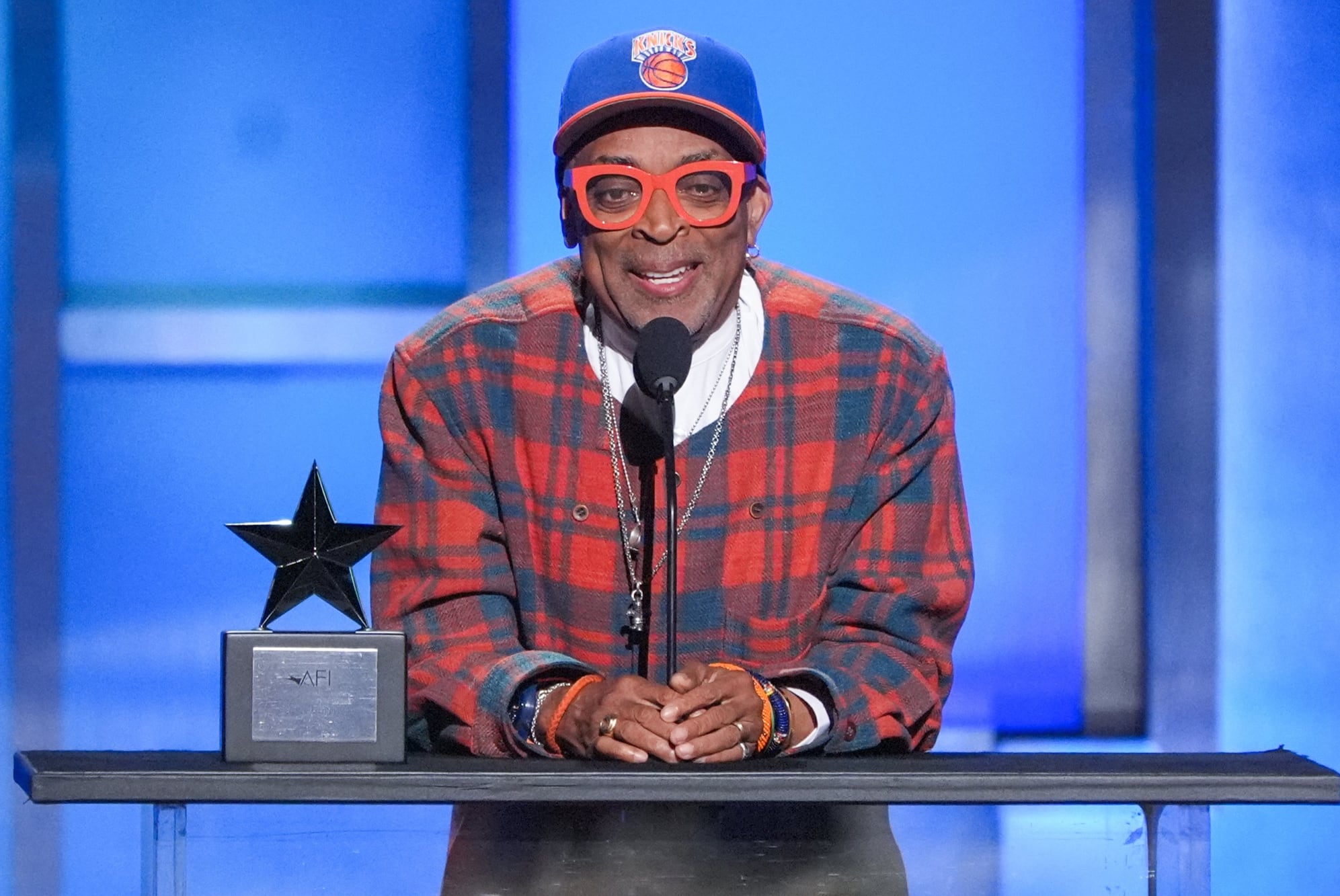 El comediante fue reconocido por su trayectoria en una emotiva ceremonia.