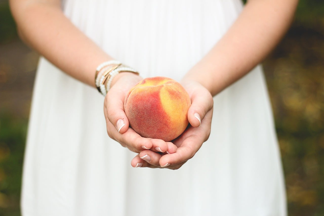 El durazno es un alimento nutritivo que aporta beneficios, pero hay que tener cuidado con su consumo.