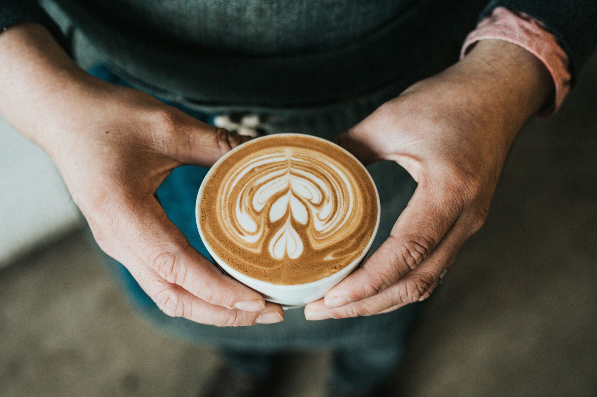 El Dr. José Abellán destaca los beneficios del consumo moderado de café en la salud cardiovascular.