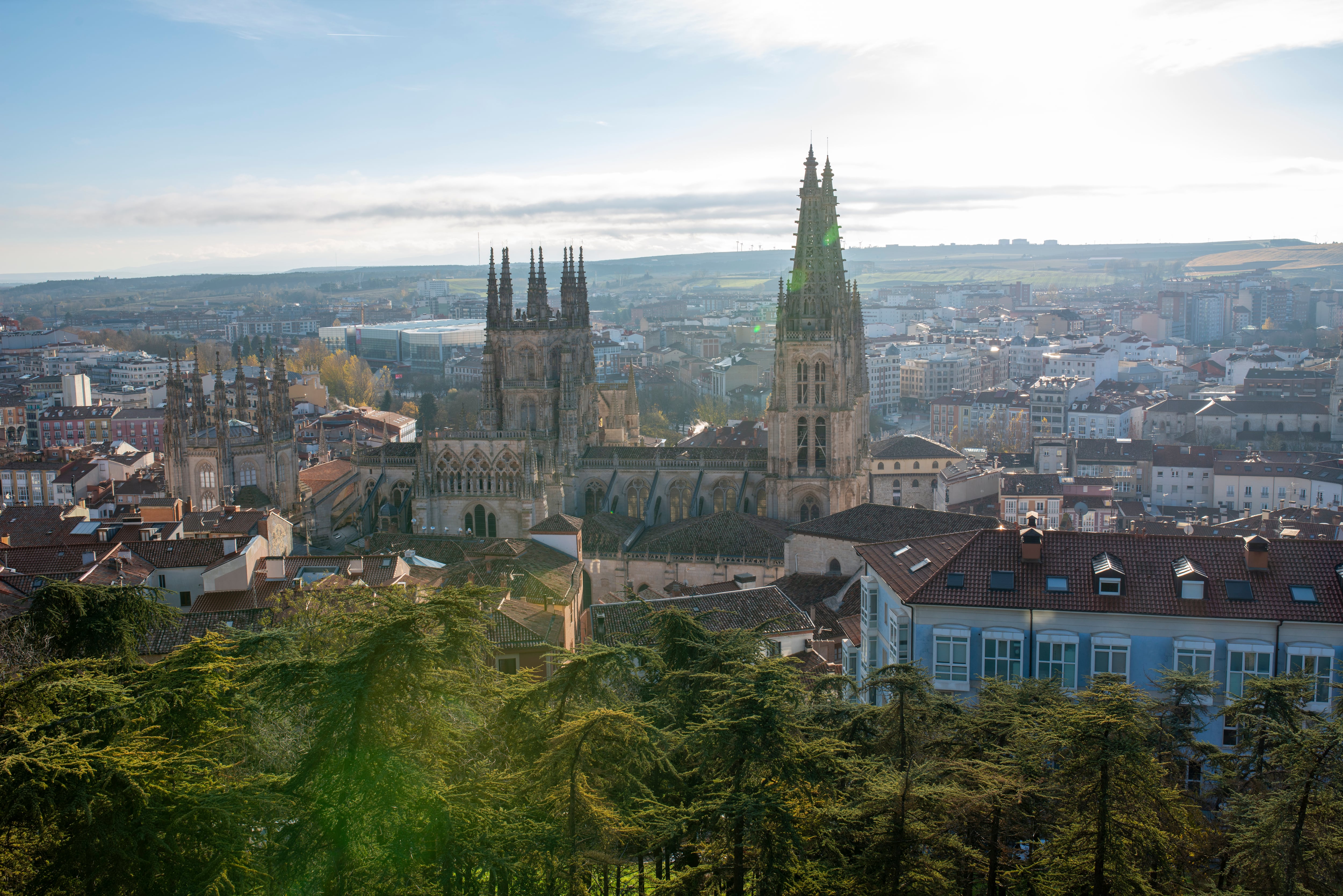 El castillo de Burgos, fundado en el siglo IX, ofrece historia y vistas panorámicas de la ciudad.