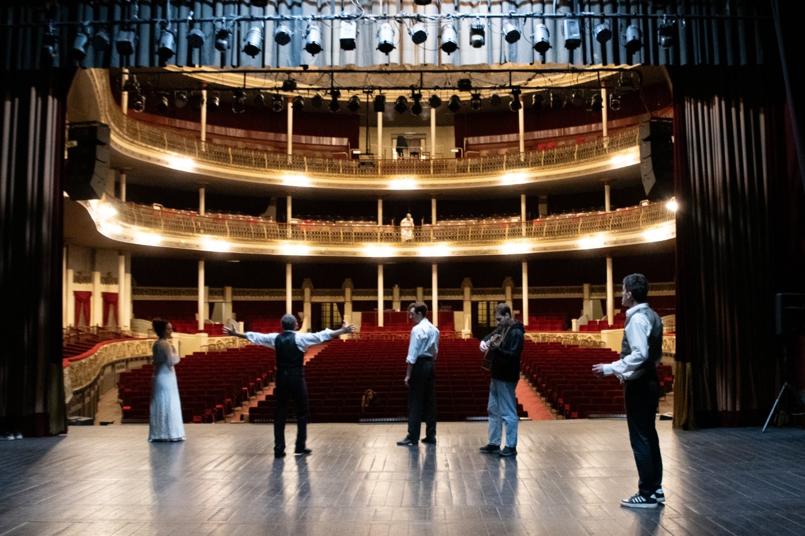 El Teatro Municipal Coliseo Podestá estrena una obra que recorre su historia a través de espacios históricos.