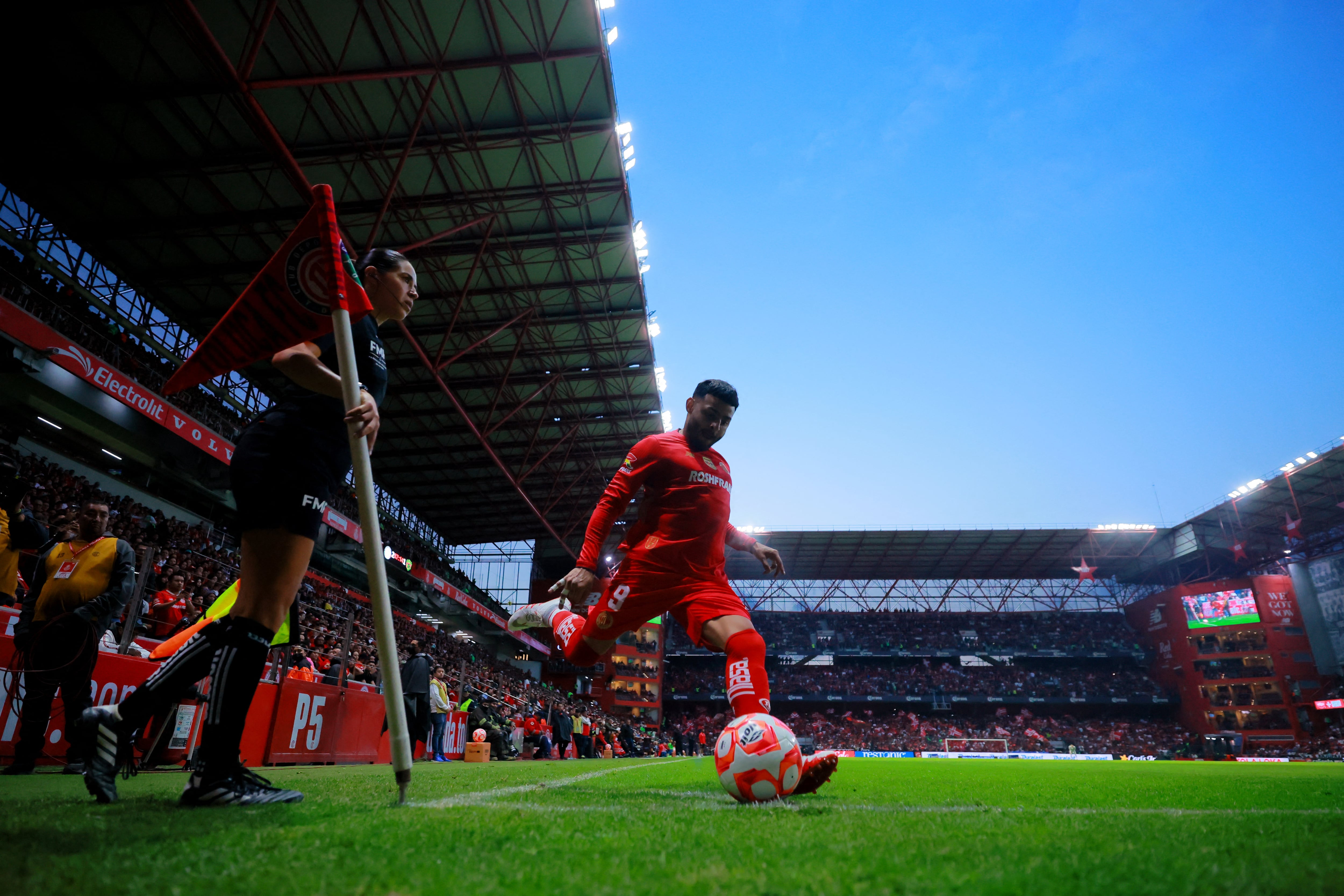 Alexis Vega vuelve a las canchas tras una lesión y su club se burla de un accidente.
