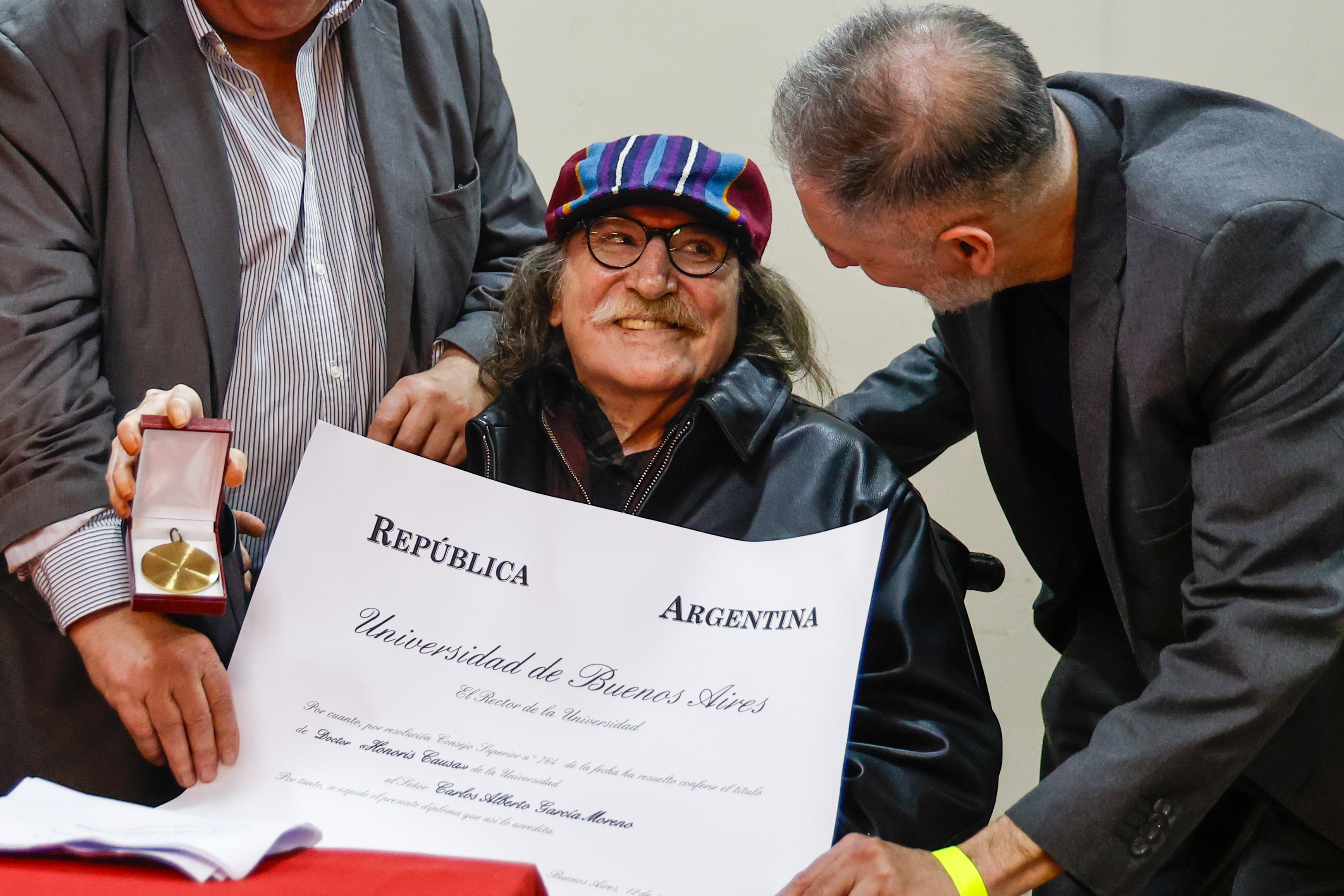 El Indio Solari fue distinguido por su aporte cultural en un emotivo acto académico.