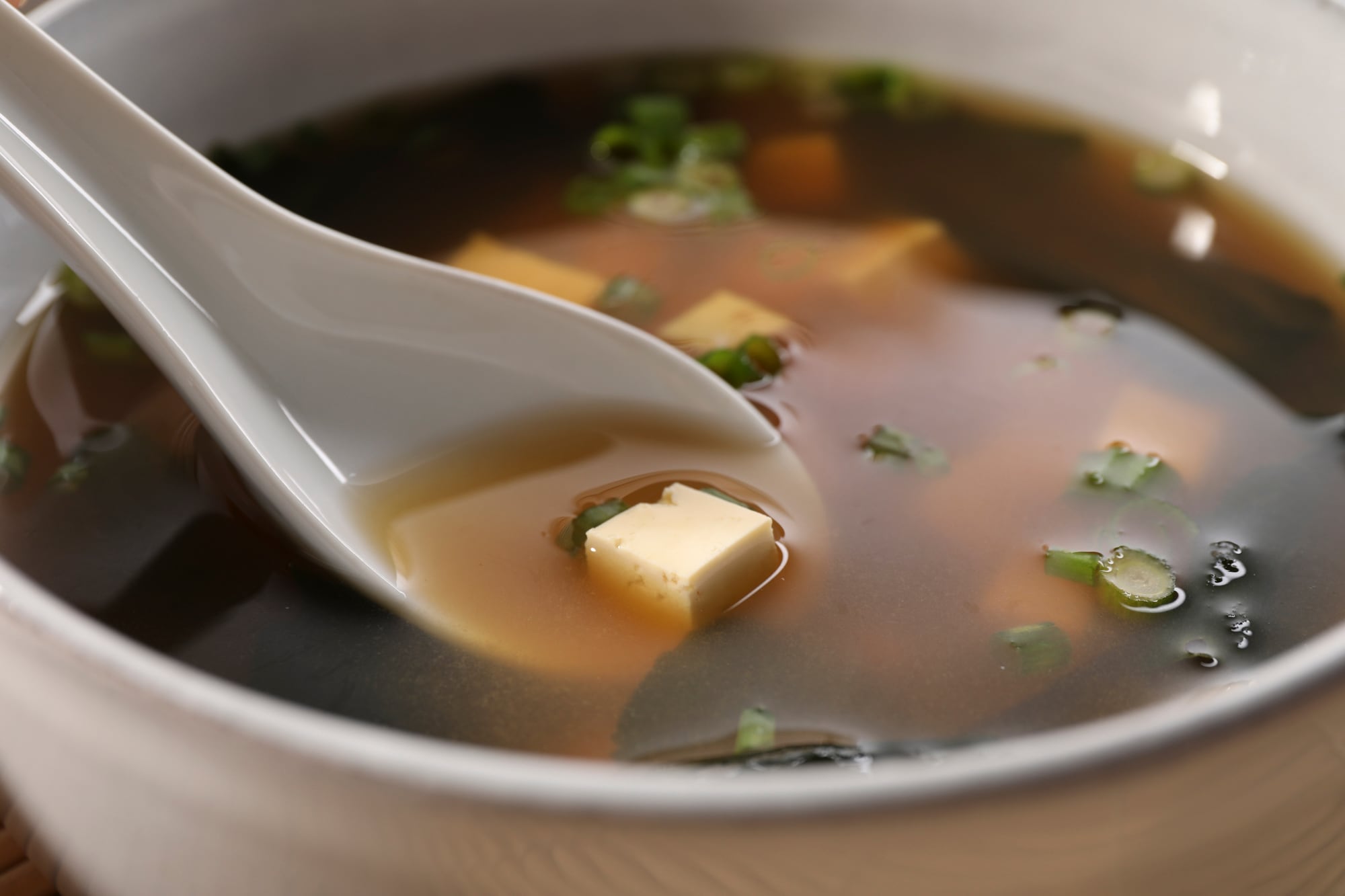 El miso, una pasta fermentada de soja, es un alimento milenario que ofrece m&uacute;ltiples beneficios nutricionales.