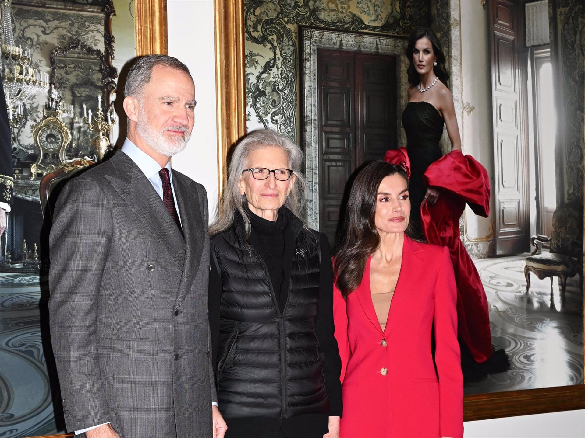 La reina Letizia ha sido apodada 'la Dama de Rojo' por su elegante look en una reciente exhibición en el Banco de España.