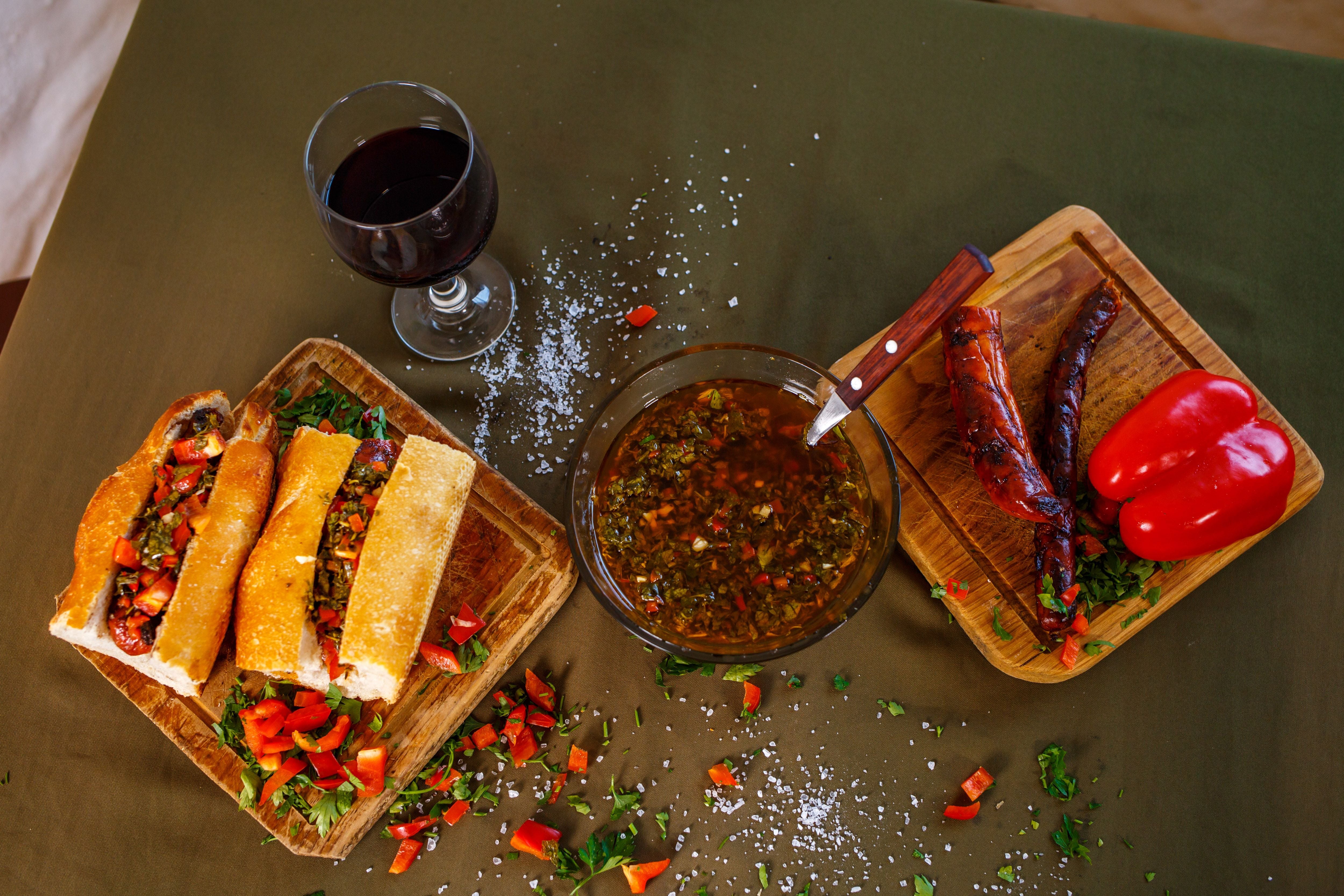 Descubre c&oacute;mo preparar chimichurri para darle un toque especial a tu pizza.