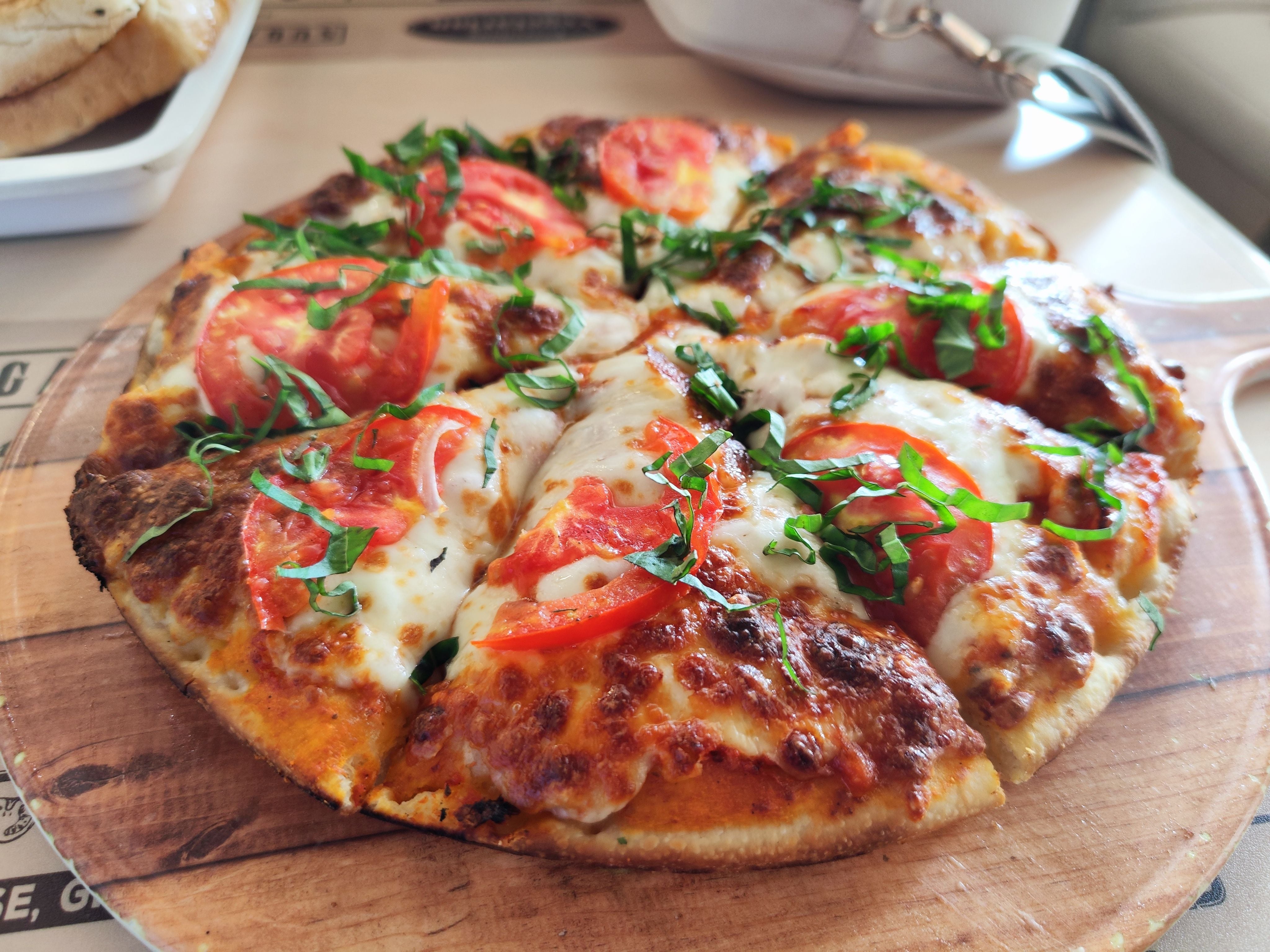 Descubre c&oacute;mo preparar chimichurri para darle un toque especial a tu pizza.