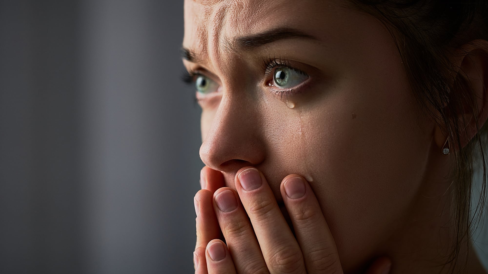 Explora la psicolog&iacute;a detr&aacute;s de quienes se enamoran de personas comprometidas.