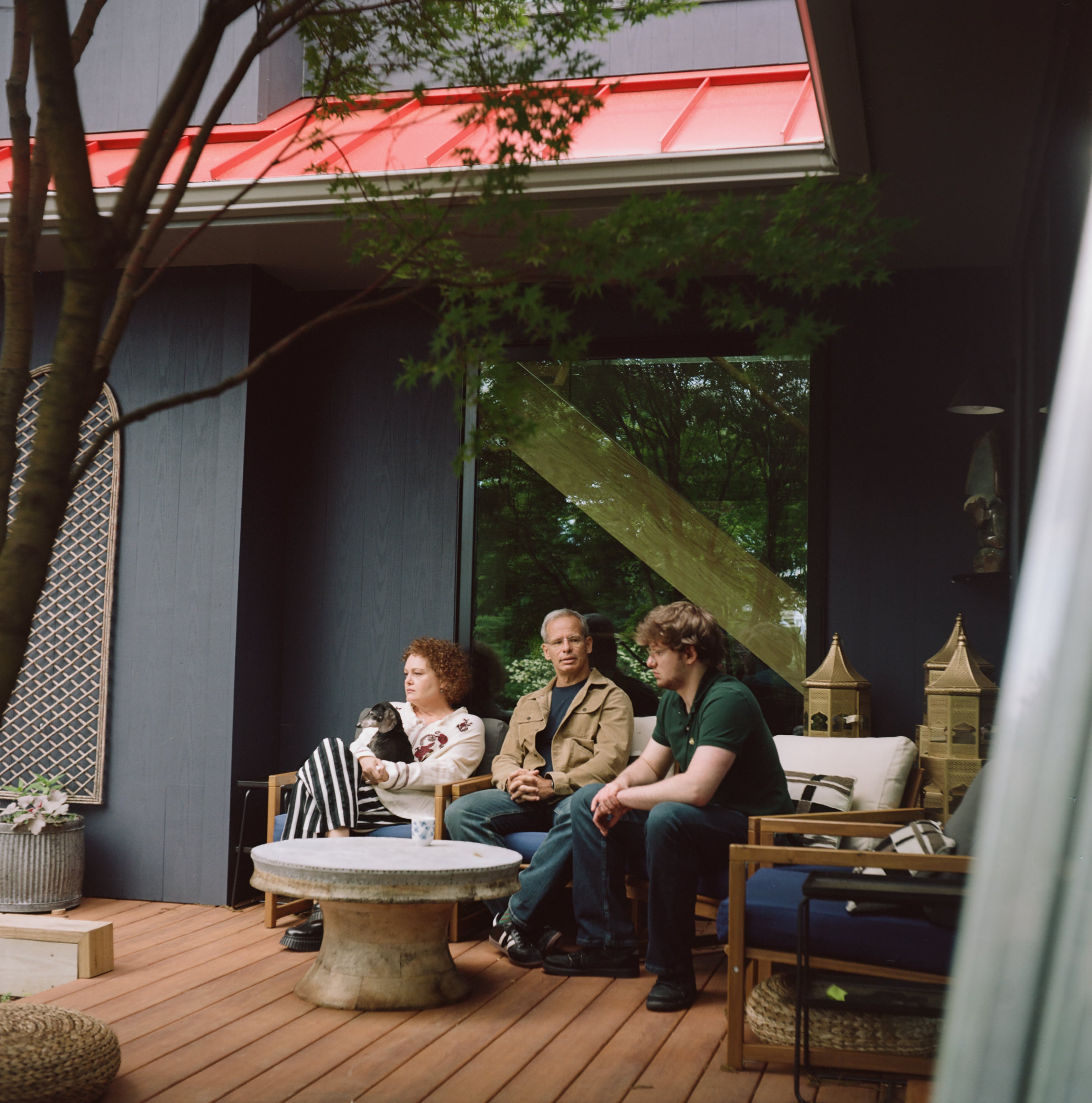 Cada vez más hogares enfrentan el síndrome del nido lleno, un desafío para padres e hijos adultos.