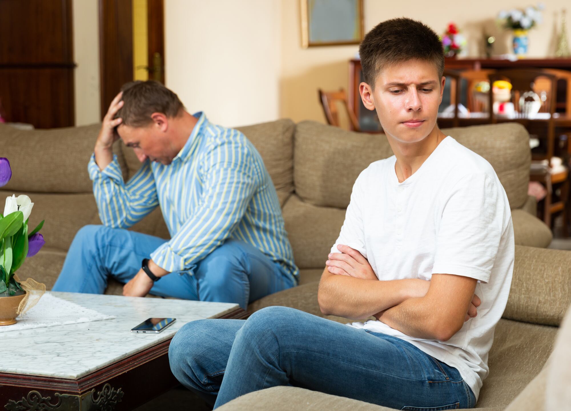 Cada vez más hogares enfrentan el síndrome del nido lleno, un desafío para padres e hijos adultos.