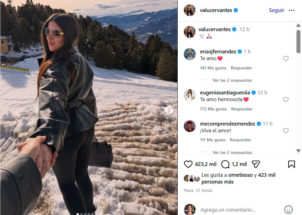 La pareja disfrutó de días libres en un destino de montaña lleno de nieve.