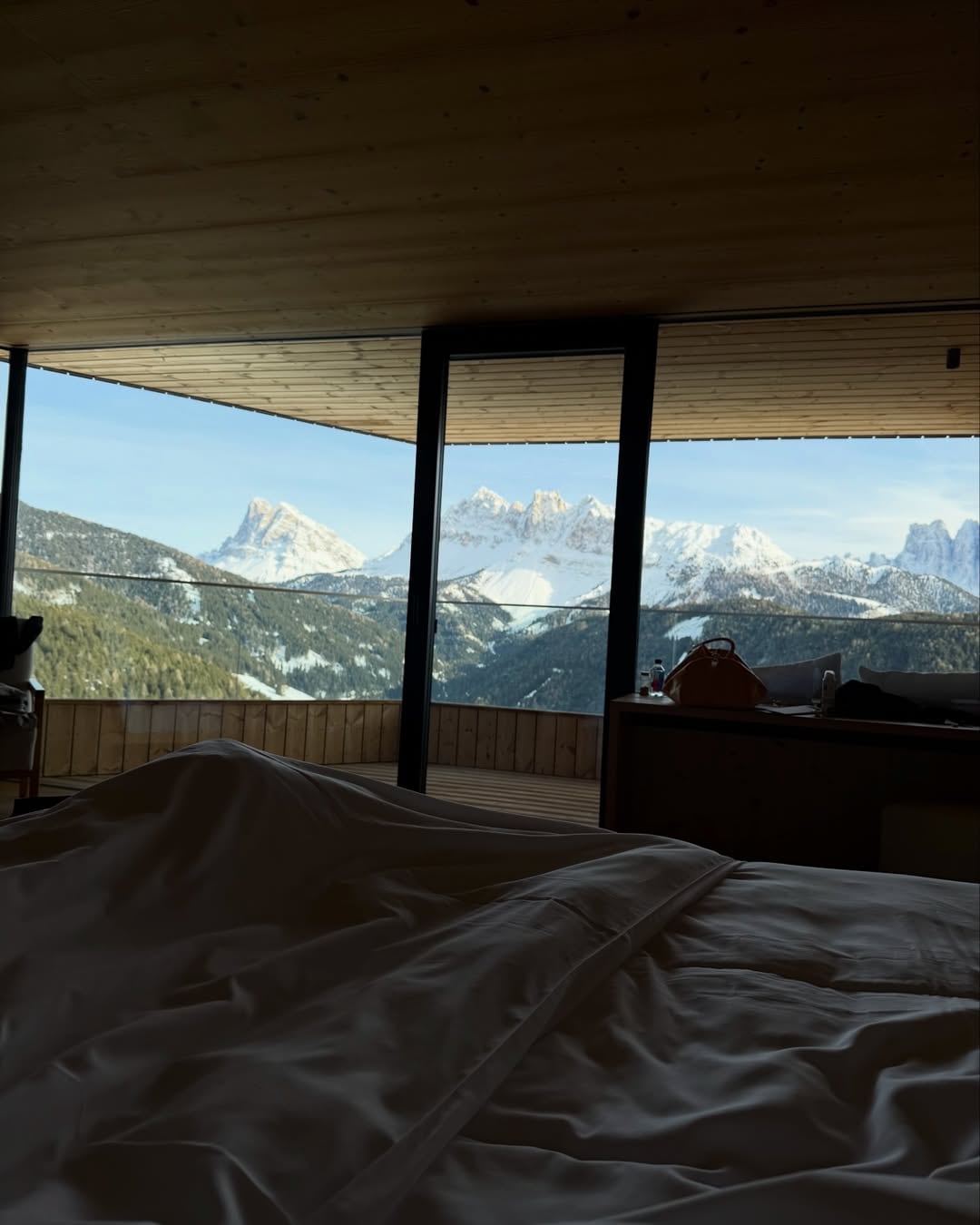 La pareja disfrutó de días libres en un destino de montaña lleno de nieve.