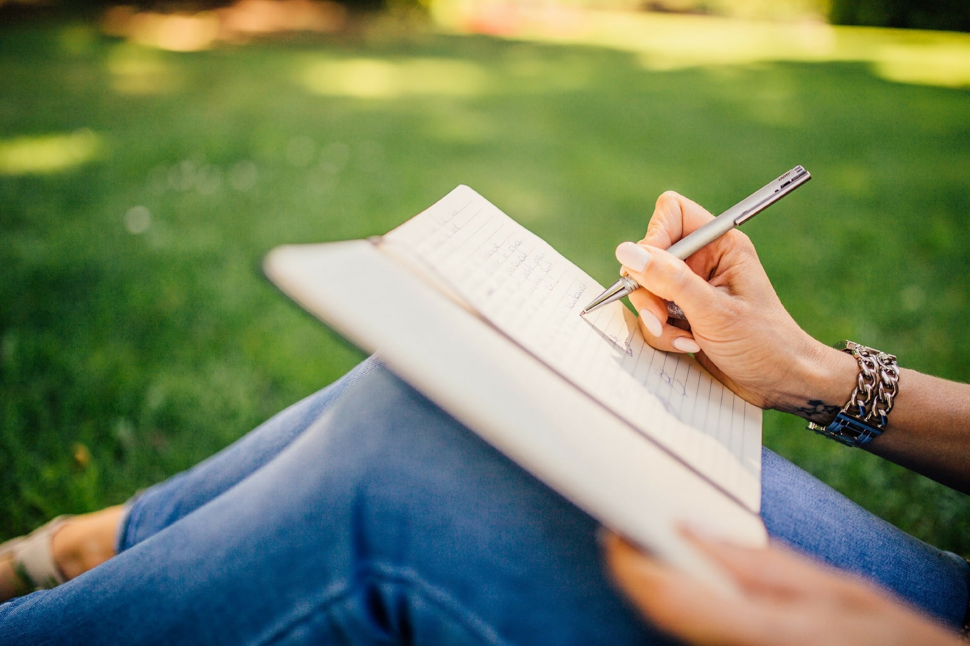 La escritura manual, lejos de ser obsoleta, potencia la memoria y la atención.