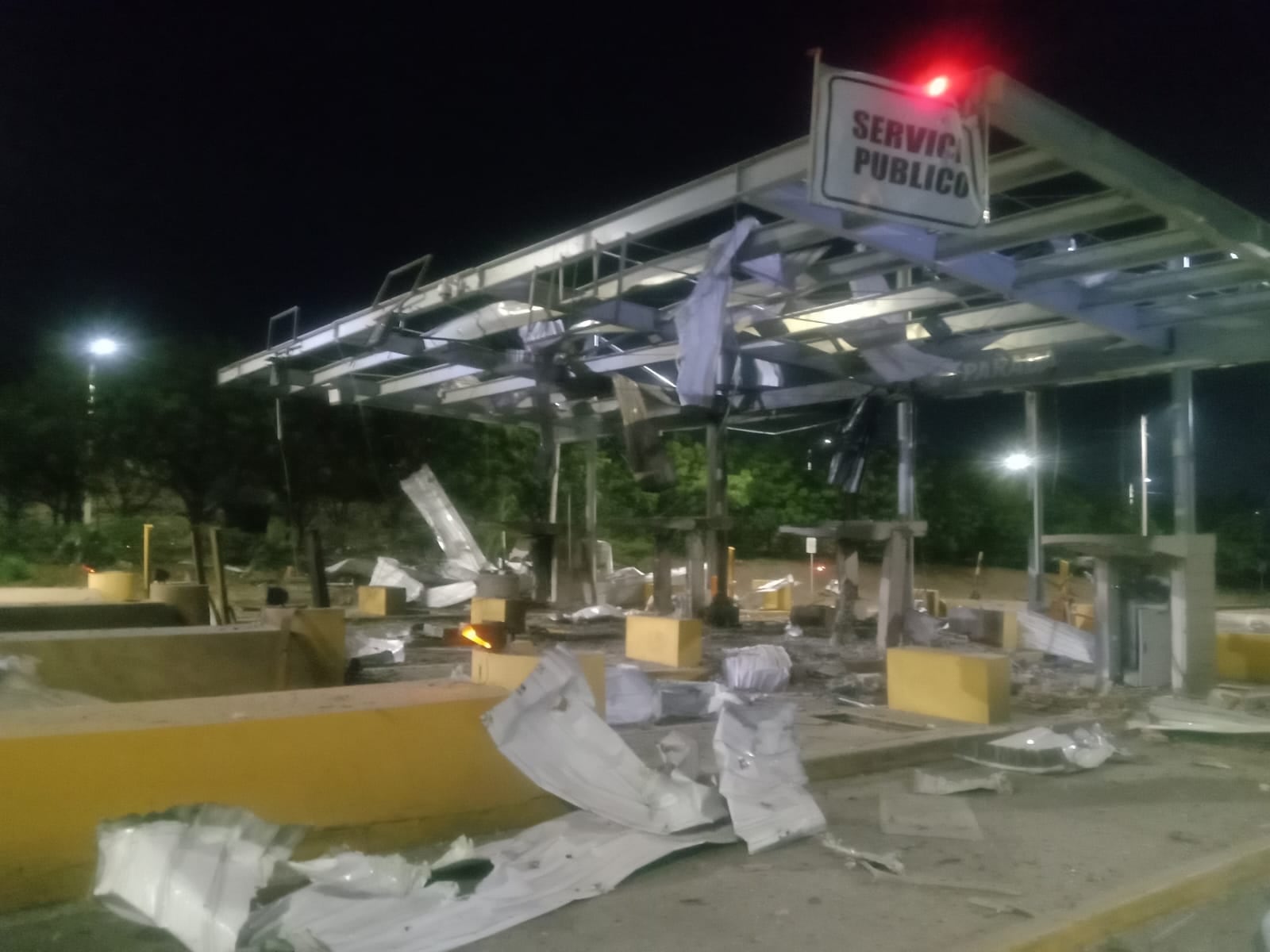 Una serie de explosiones en Cúcuta dejó varios heridos y daños significativos en un peaje por un carro bomba.