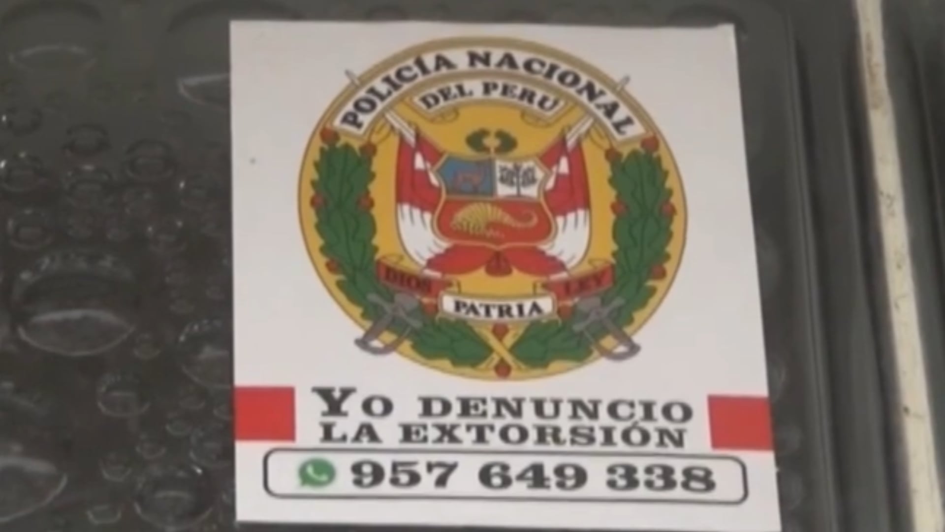 Un ataque con explosivos ocurrió en Trujillo, cerca de una base de la PNP, causando daños y alarma entre los presentes.