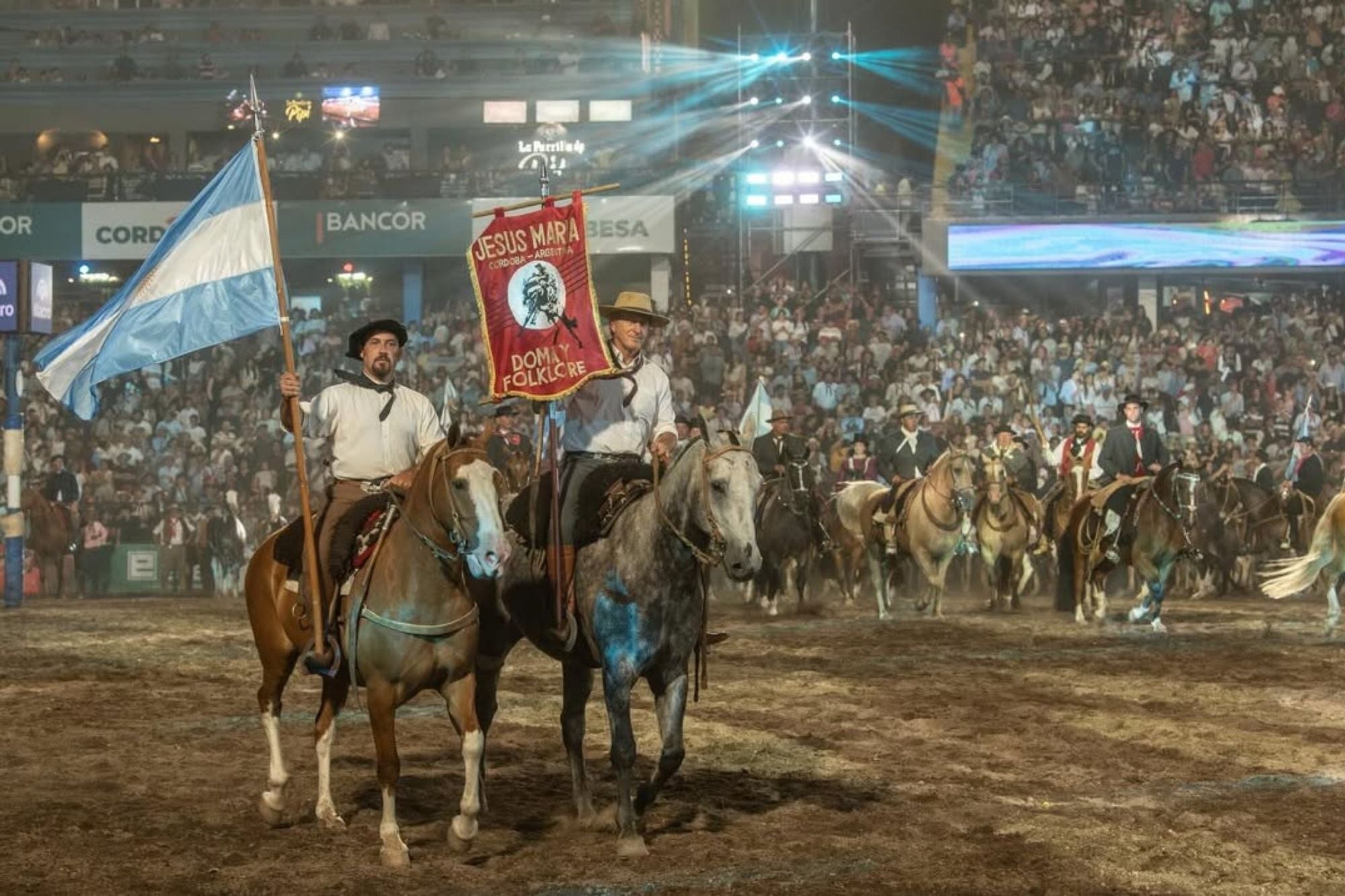 El 60° Festival Nacional de Doma y Folklore comenzó hoy en Córdoba con destacados artistas.