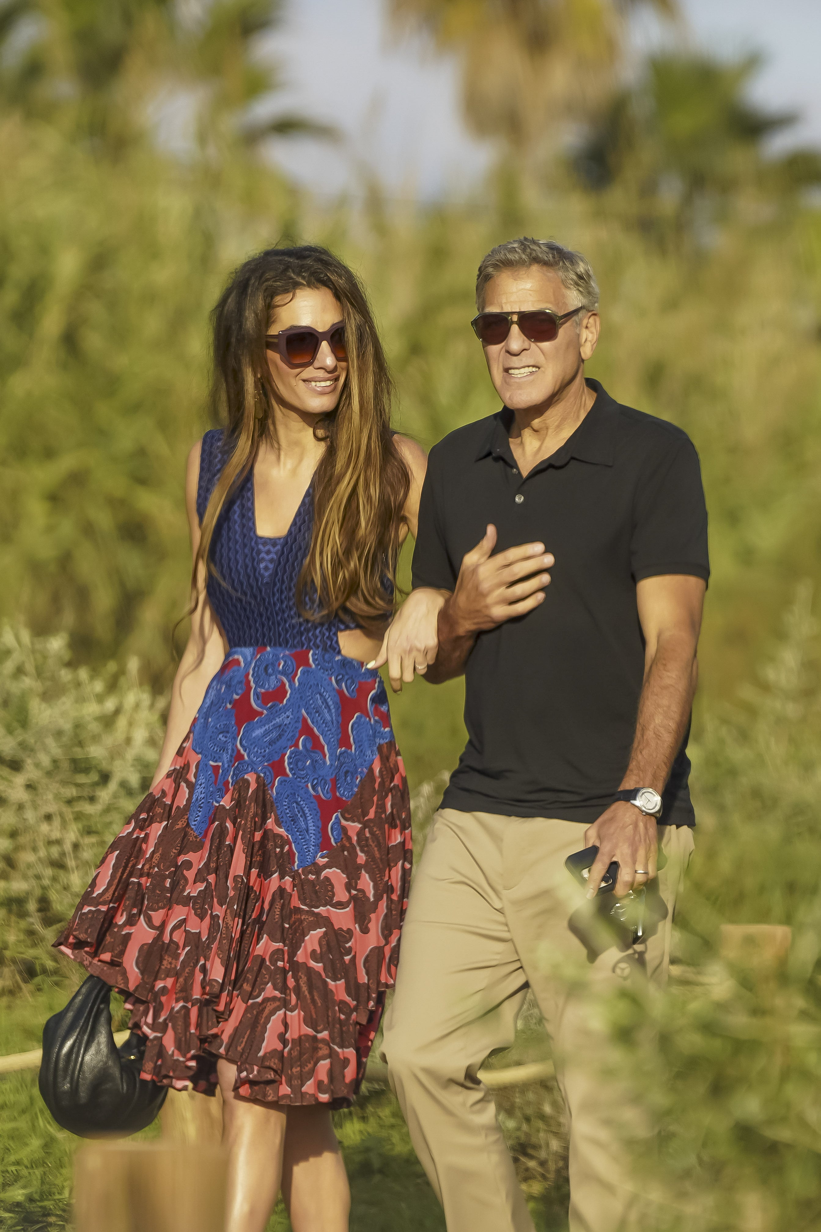La ola de calor en Europa obliga a Clooney y su familia a abandonar su hogar en Francia.