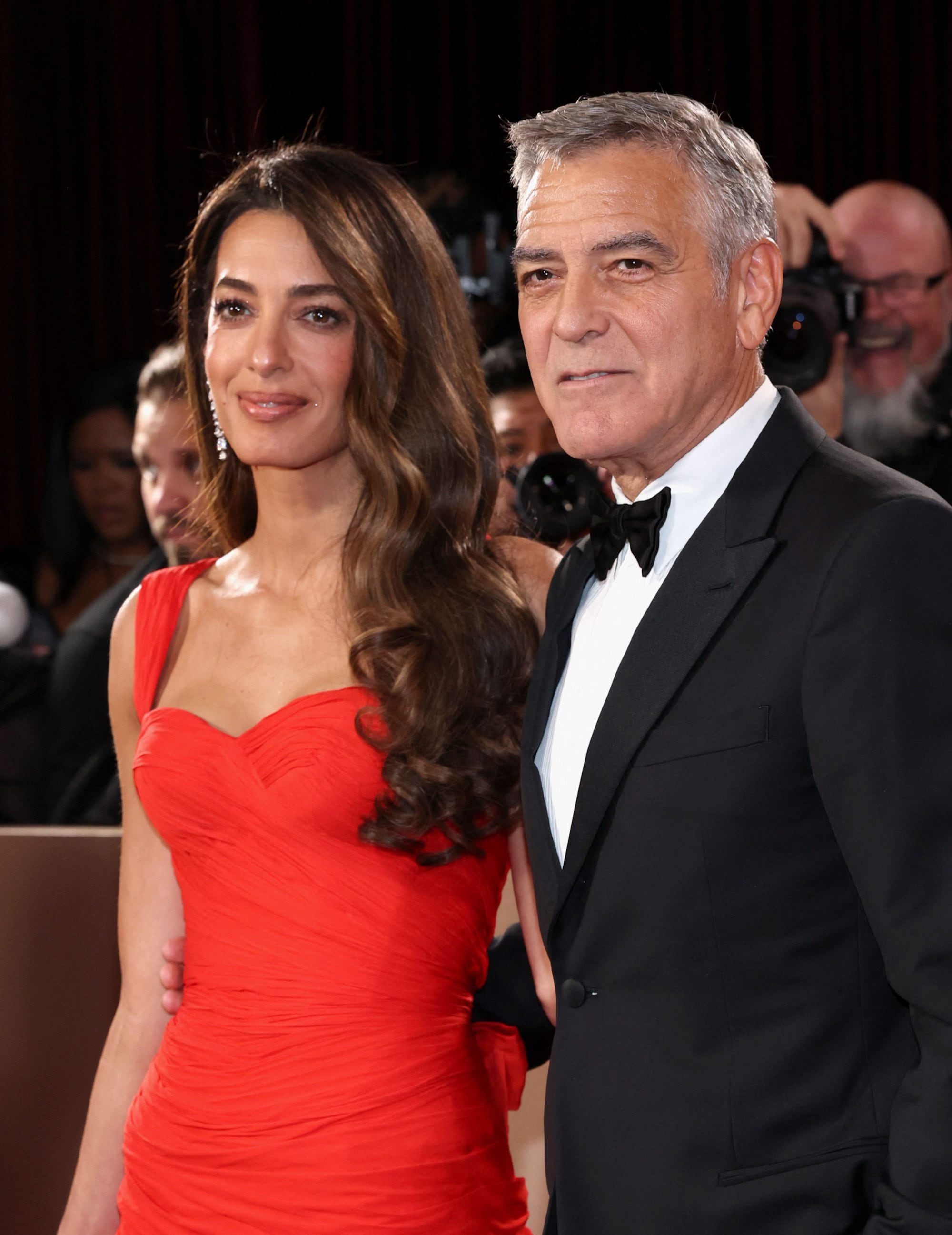 La ola de calor en Europa obliga a Clooney y su familia a abandonar su hogar en Francia.